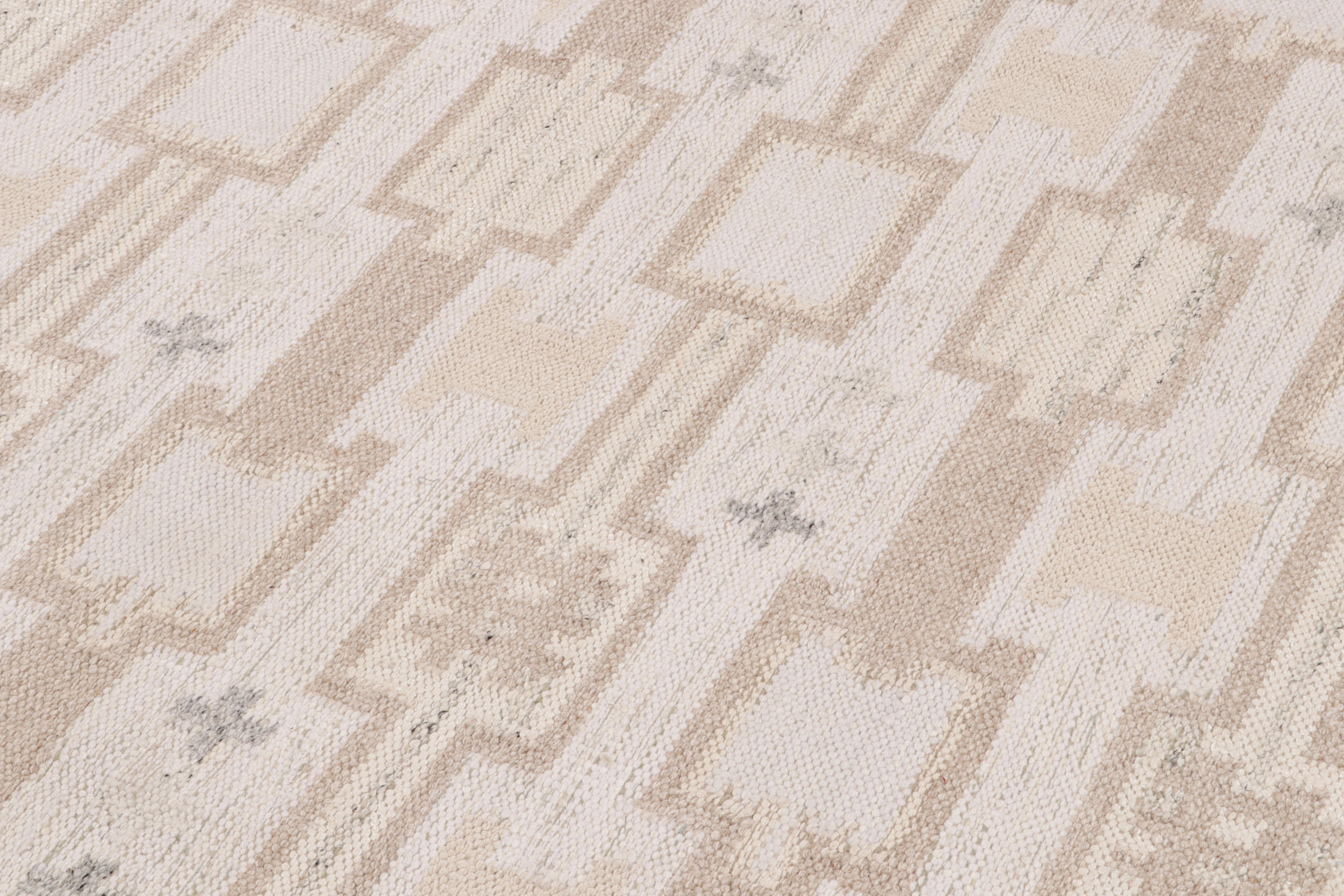 Rug & Kilim’s Scandinavian Style Kilim in White & Beige-Brown Geometric Pattern In New Condition For Sale In Long Island City, NY