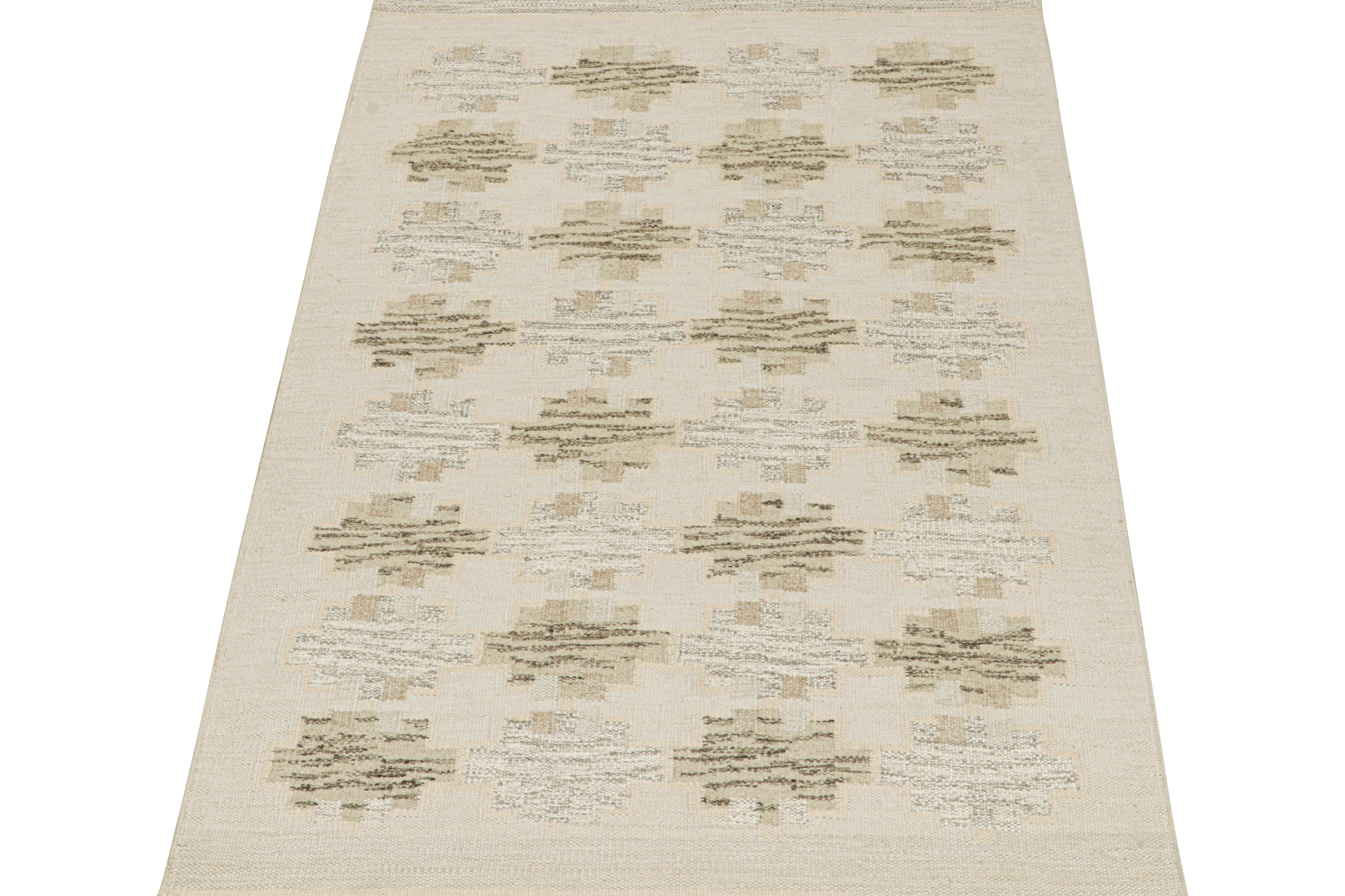 Questa trama piatta 5x8 è una nuova aggiunta alla collezione Scandinavian Kilim di Rug & Kilim. Il suo design, tessuto a mano in lana e filati naturali, riflette una rivisitazione contemporanea dello stile Rollakans e Swedish Deco di metà