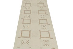 Rug & Kilim's Scandinavian style Kilim in White & Beige-Brown Geometric Patterns (Kilim de style scandinave à motifs géométriques blancs et beige-brun)