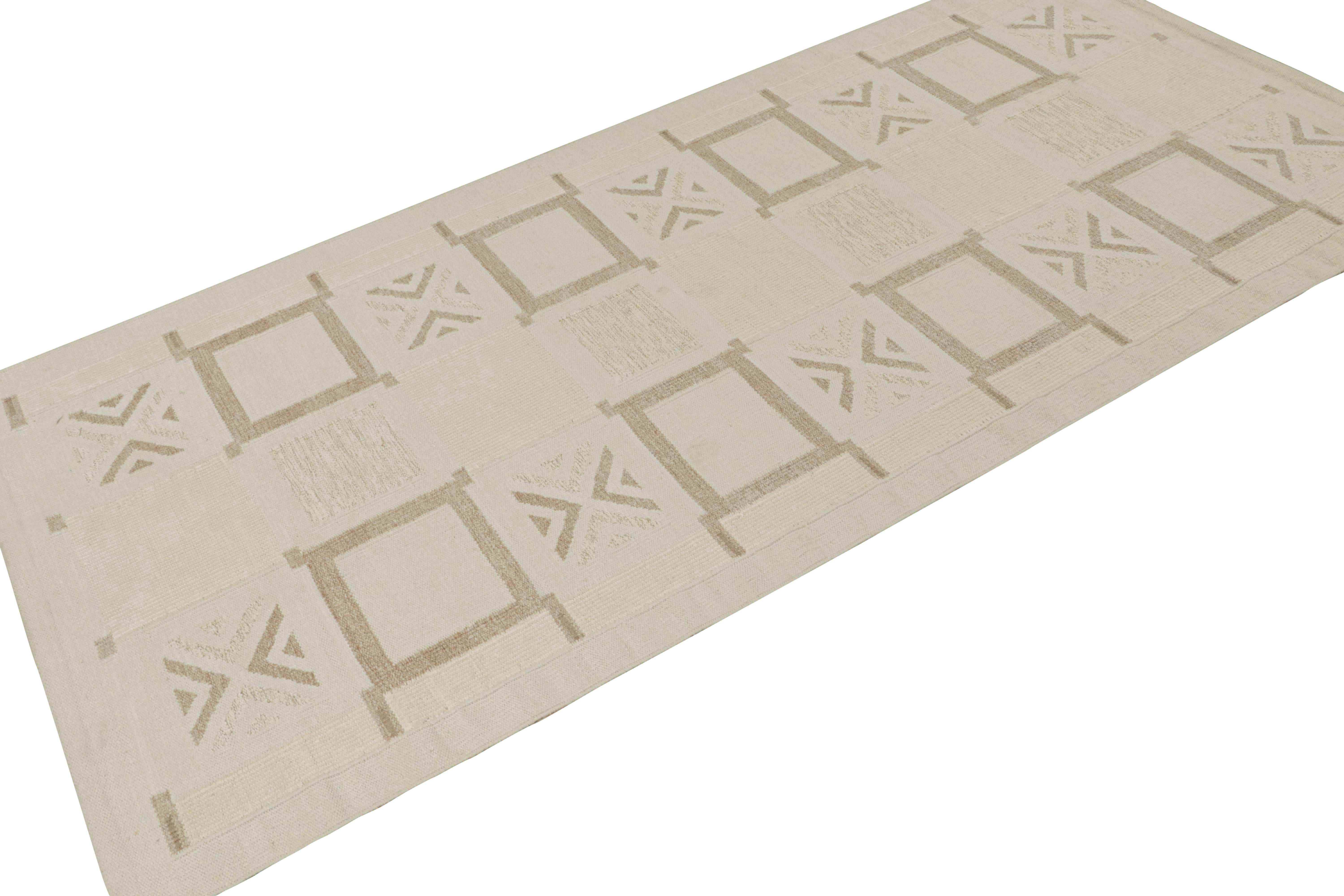 Rug & Kilim’s Scandinavian style Kilim in White & Beige-Brown Geometric Patterns (Moderne) im Angebot