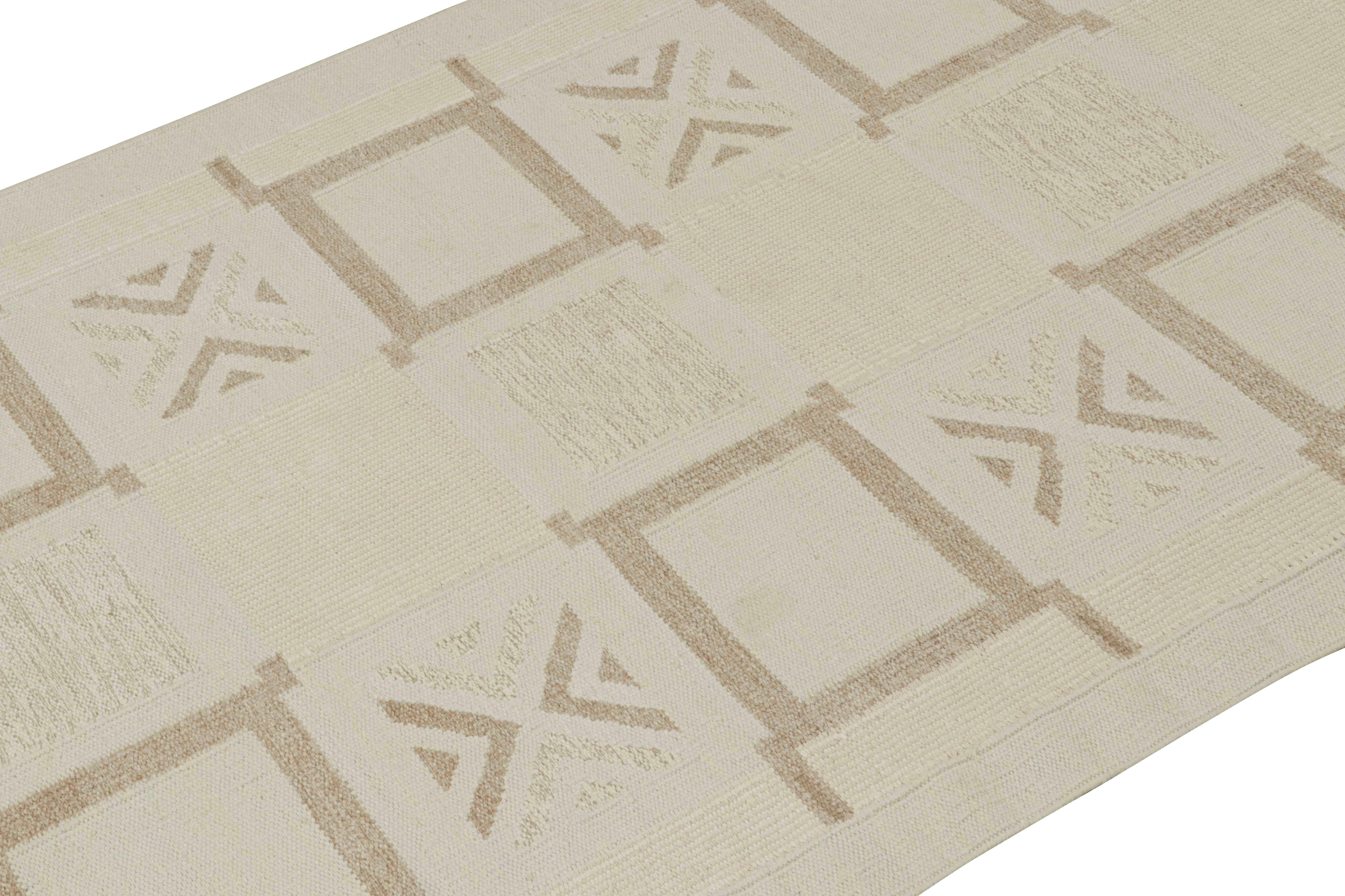 Rug & Kilim’s Scandinavian style Kilim in White & Beige-Brown Geometric Patterns (Indisch) im Angebot
