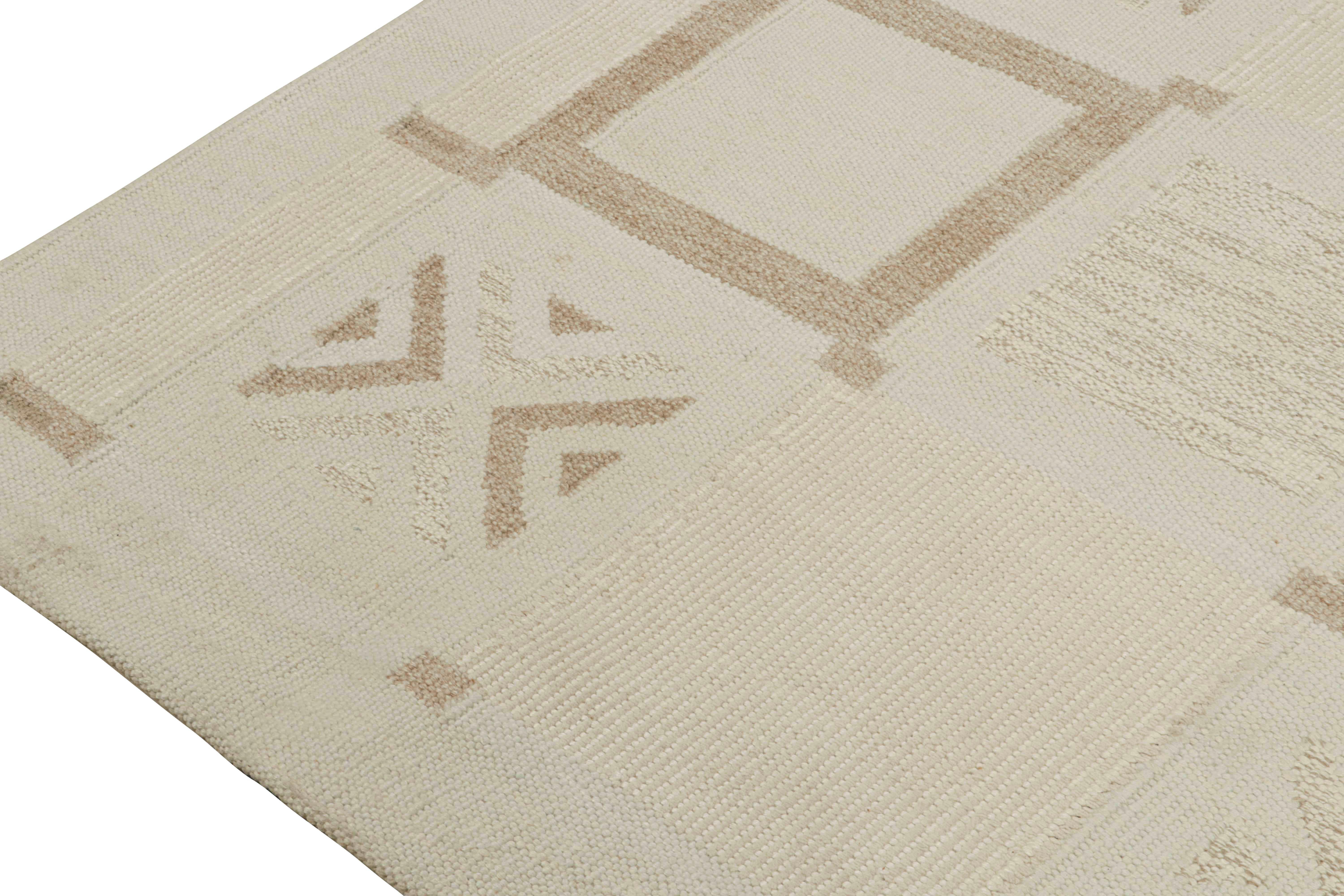 Noué à la main Rug & Kilim's Scandinavian style Kilim in White & Beige-Brown Geometric Patterns (Kilim de style scandinave à motifs géométriques blancs et beige-brun) en vente