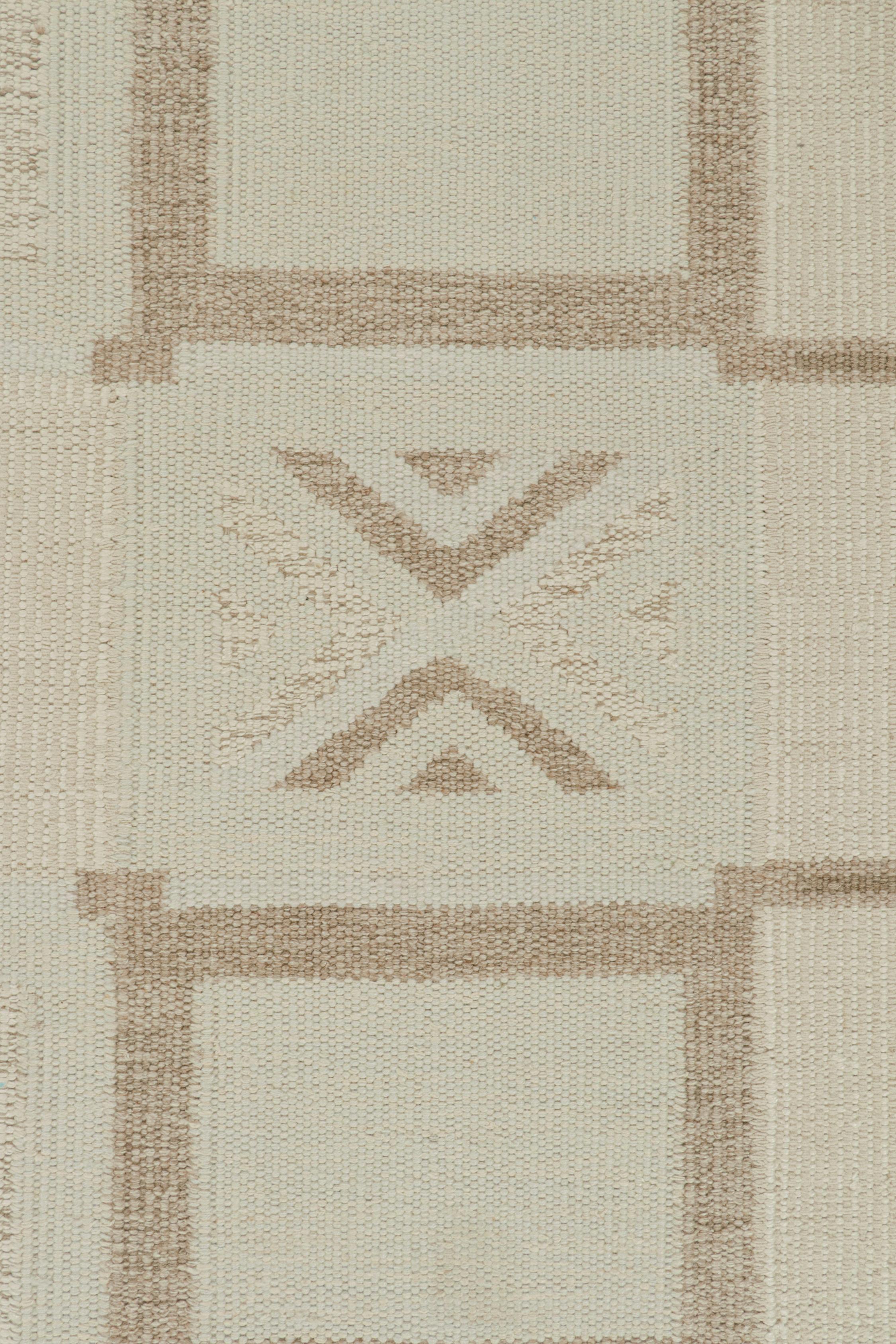 Rug & Kilim’s Scandinavian style Kilim in White & Beige-Brown Geometric Patterns im Zustand „Neu“ im Angebot in Long Island City, NY