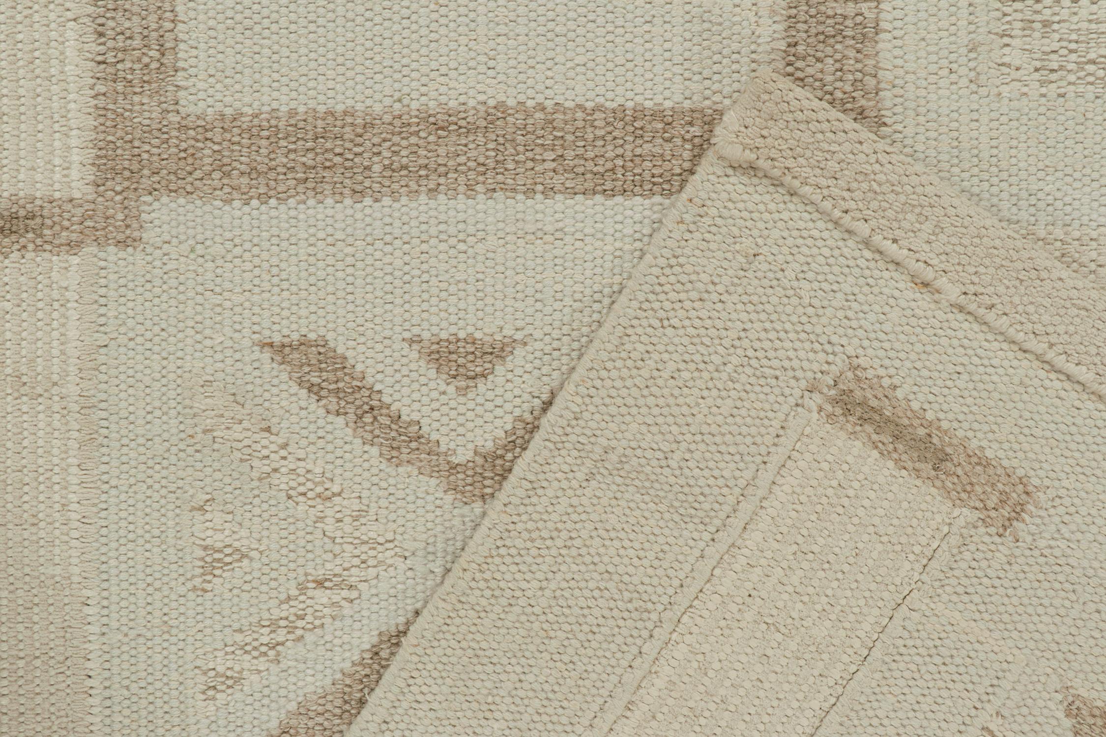 Skandinavischer Kilim von Rug & Kilim in Weiß und Beige-Braun mit geometrischen Mustern (21. Jahrhundert und zeitgenössisch) im Angebot