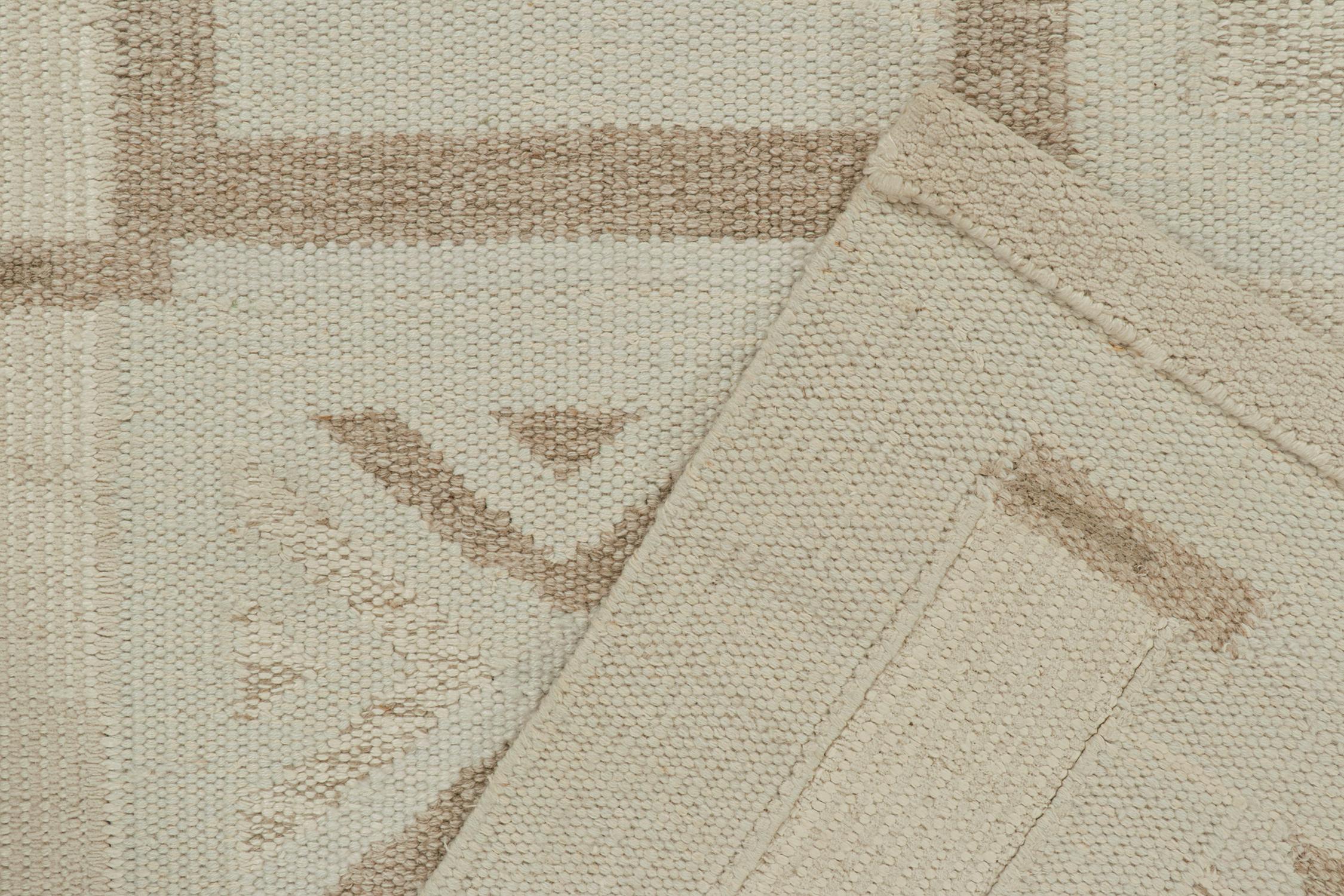 Rug & Kilim’s Scandinavian style Kilim in White & Beige-Brown Geometric Patterns (21. Jahrhundert und zeitgenössisch) im Angebot