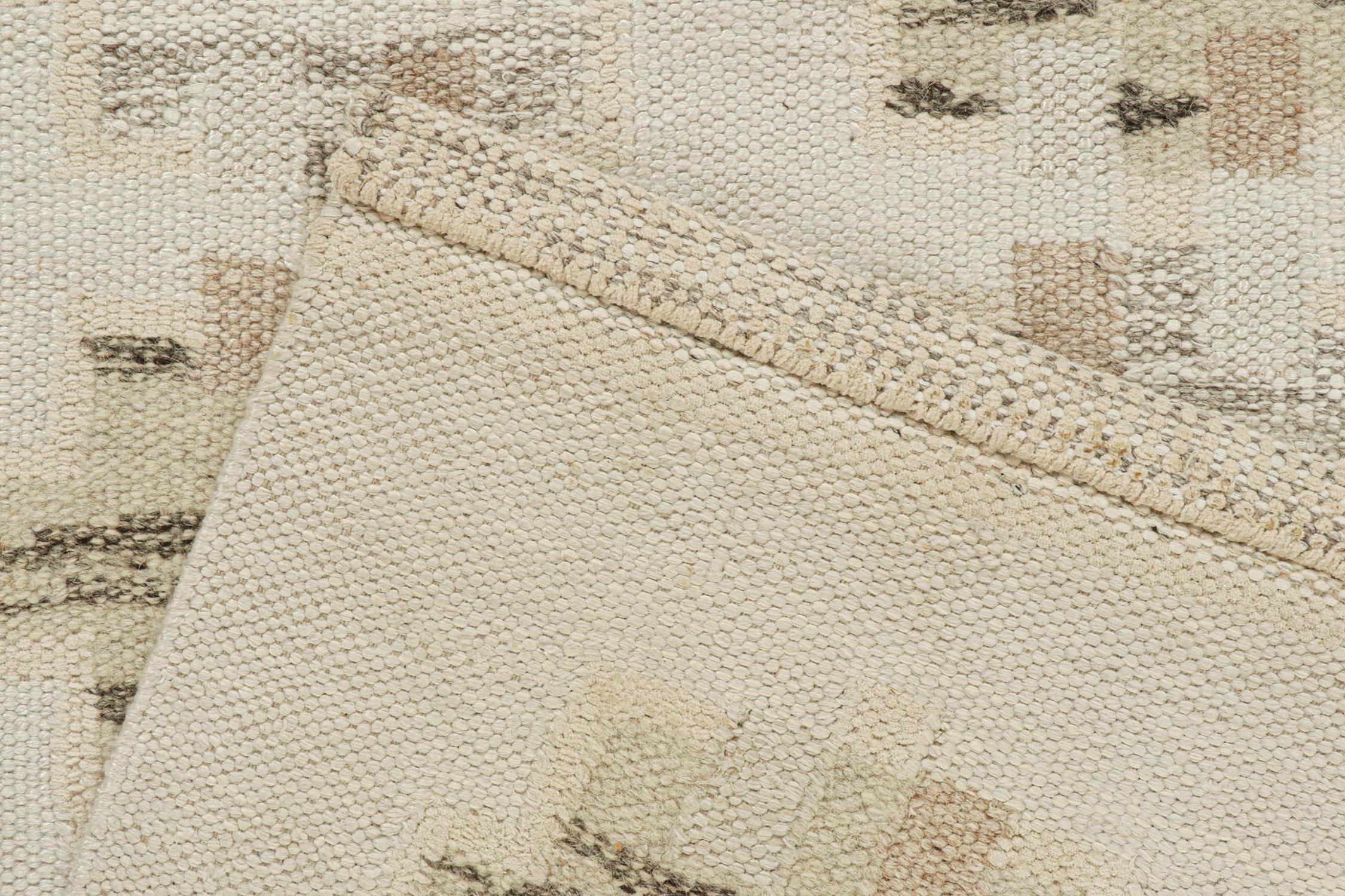 XXIe siècle et contemporain Rug & Kilim's Scandinavian Style Kilim in White & Beige-Brown Geometric Patterns (Kilim de style scandinave à motifs géométriques blancs et beige-brun) en vente