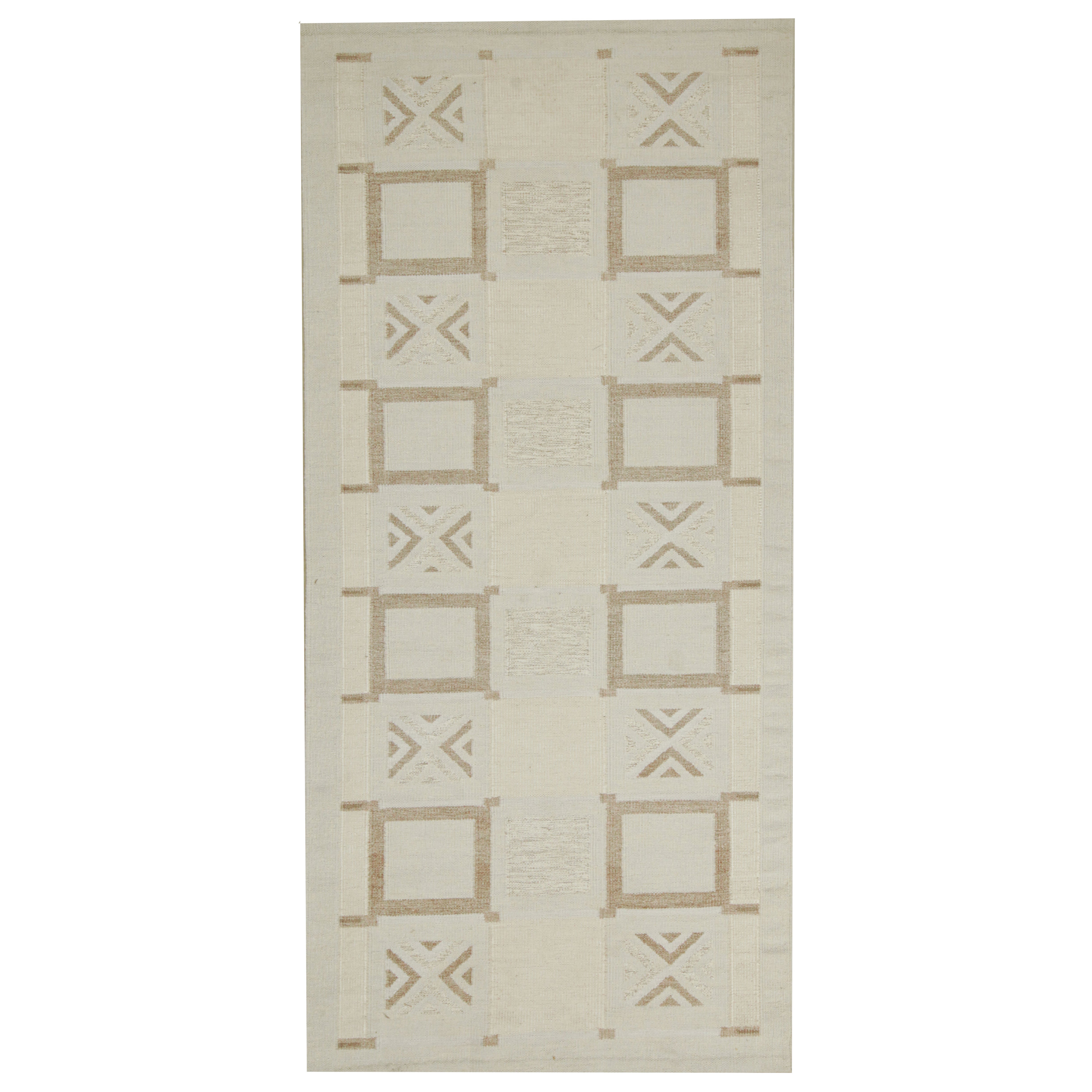 Rug & Kilim è un kilim in stile scandinavo con motivi geometrici bianchi e beige-marroni.