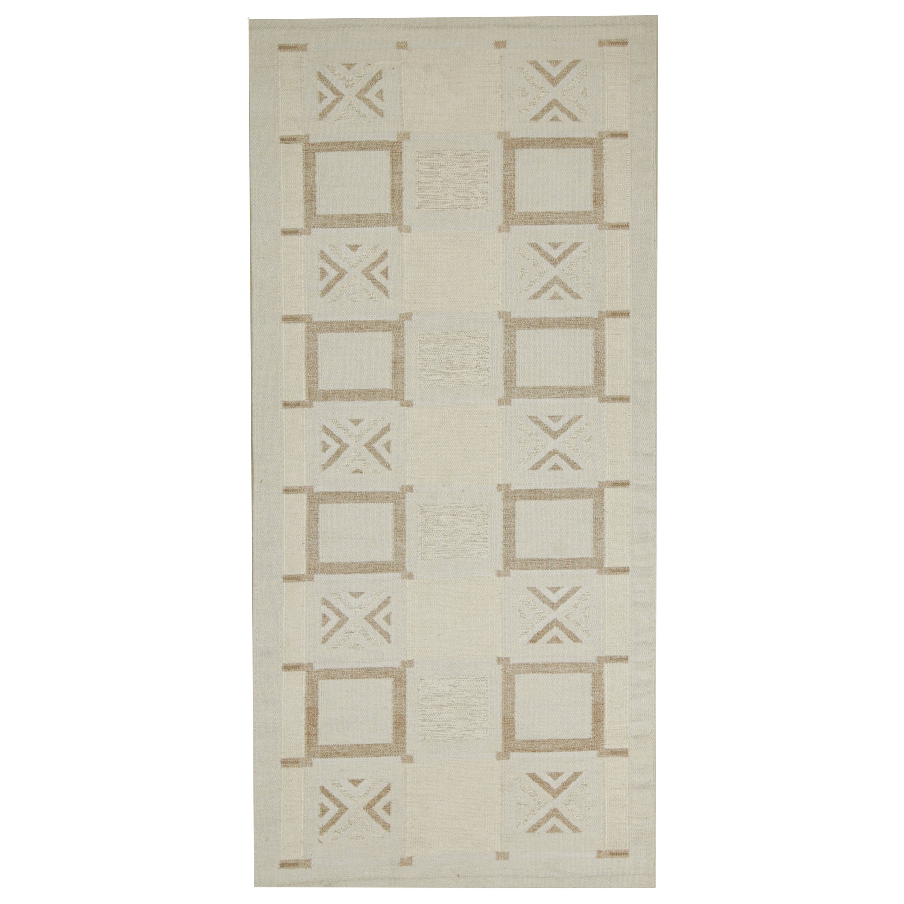 Rug & Kilim è un kilim in stile scandinavo con motivi geometrici bianchi e beige-marroni. in vendita