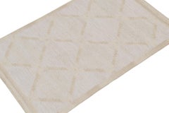 Rug & Kilim è un kilim in stile scandinavo con motivo a reticolo diamantato bianco e beige.