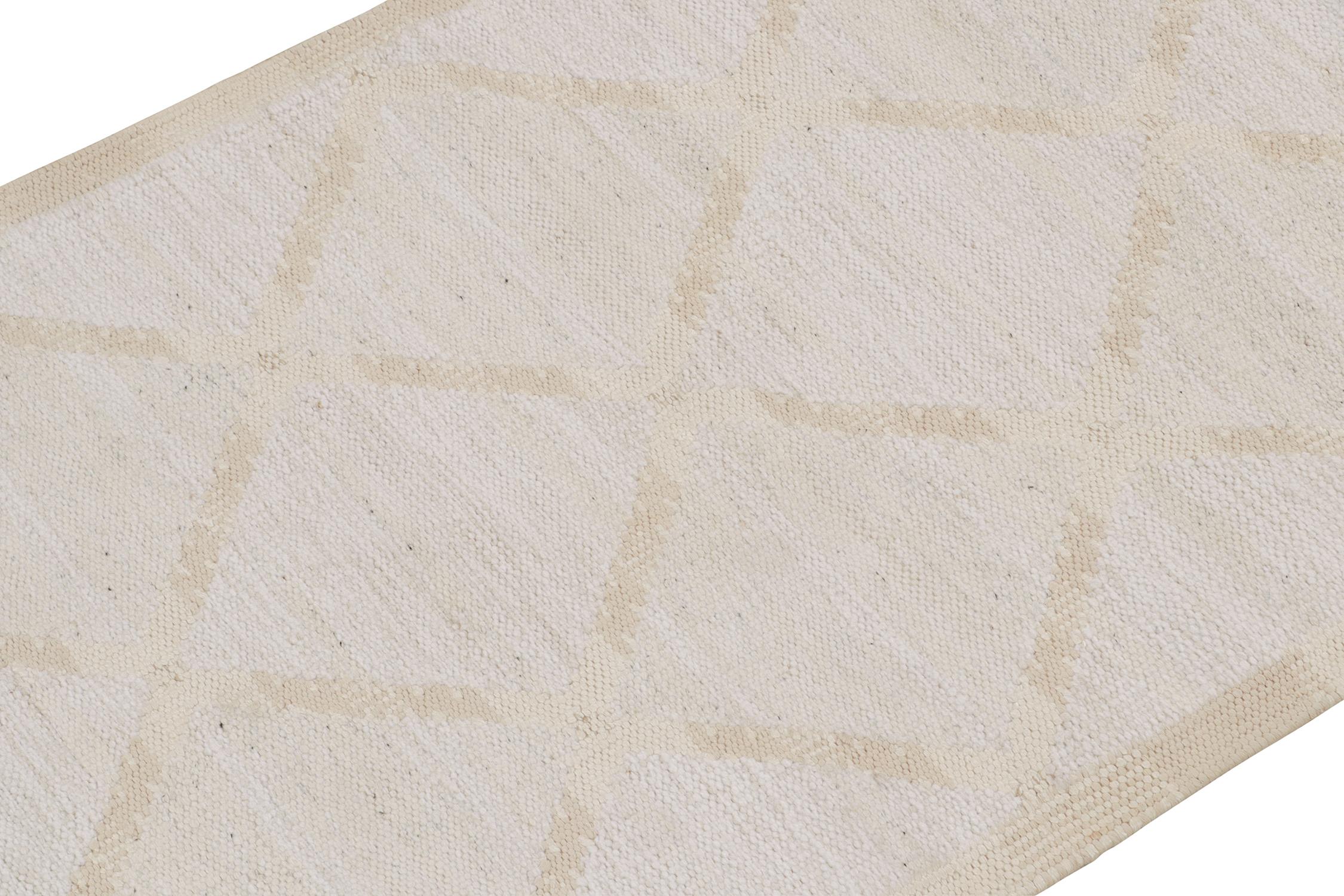Rug & Kilims skandinavischer Kilim in weißem und beigem Rautengitter-Muster (Skandinavische Moderne) im Angebot