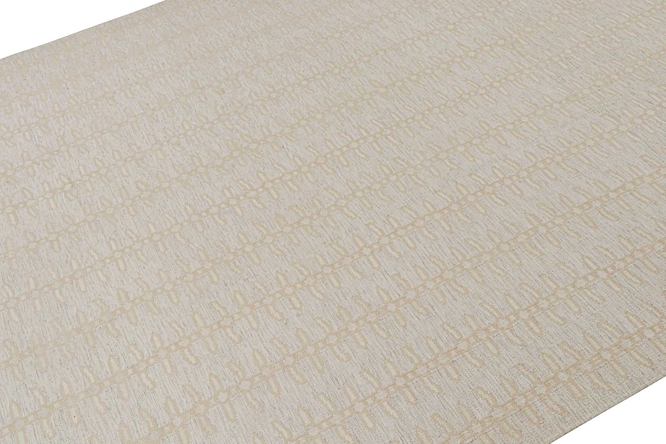 Skandinavischer Kilim von Rug & Kilim in Weiß mit geometrischem Muster in Beige (Indisch) im Angebot
