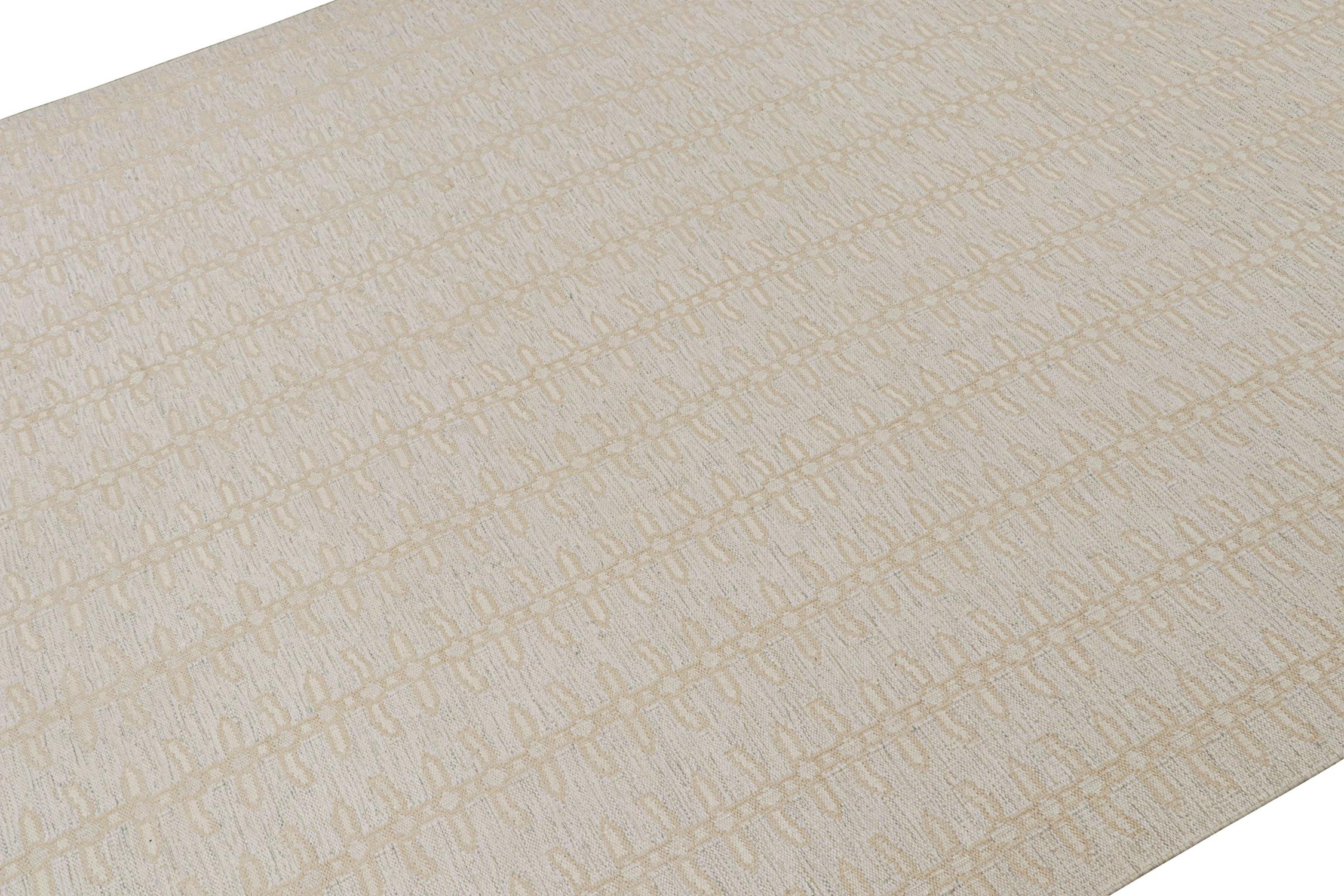 Indiano Rug & Kilim: Kilim in stile scandinavo in bianco con motivo geometrico beige in vendita