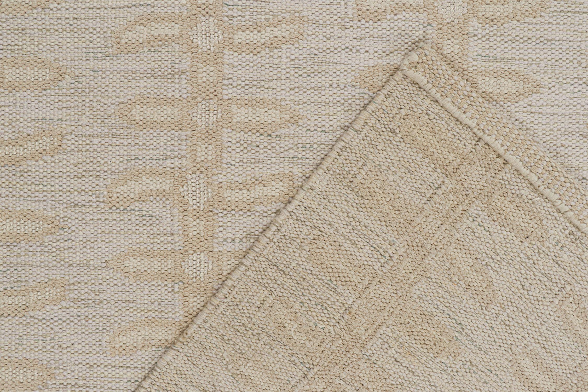 Skandinavischer Kilim von Rug & Kilim in Weiß mit geometrischem Muster in Beige (21. Jahrhundert und zeitgenössisch) im Angebot