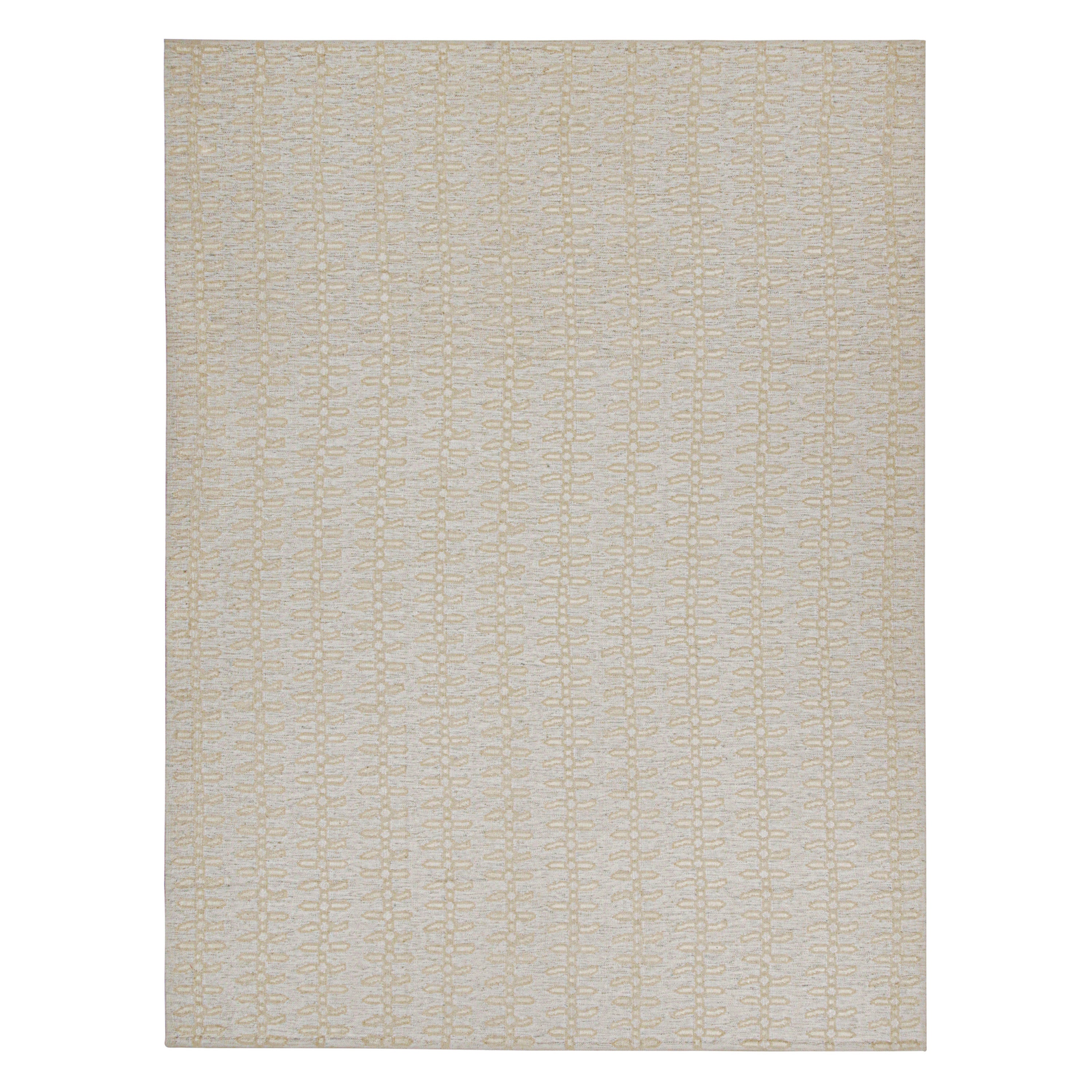 Skandinavischer Kilim von Rug & Kilim in Weiß mit geometrischem Muster in Beige im Angebot