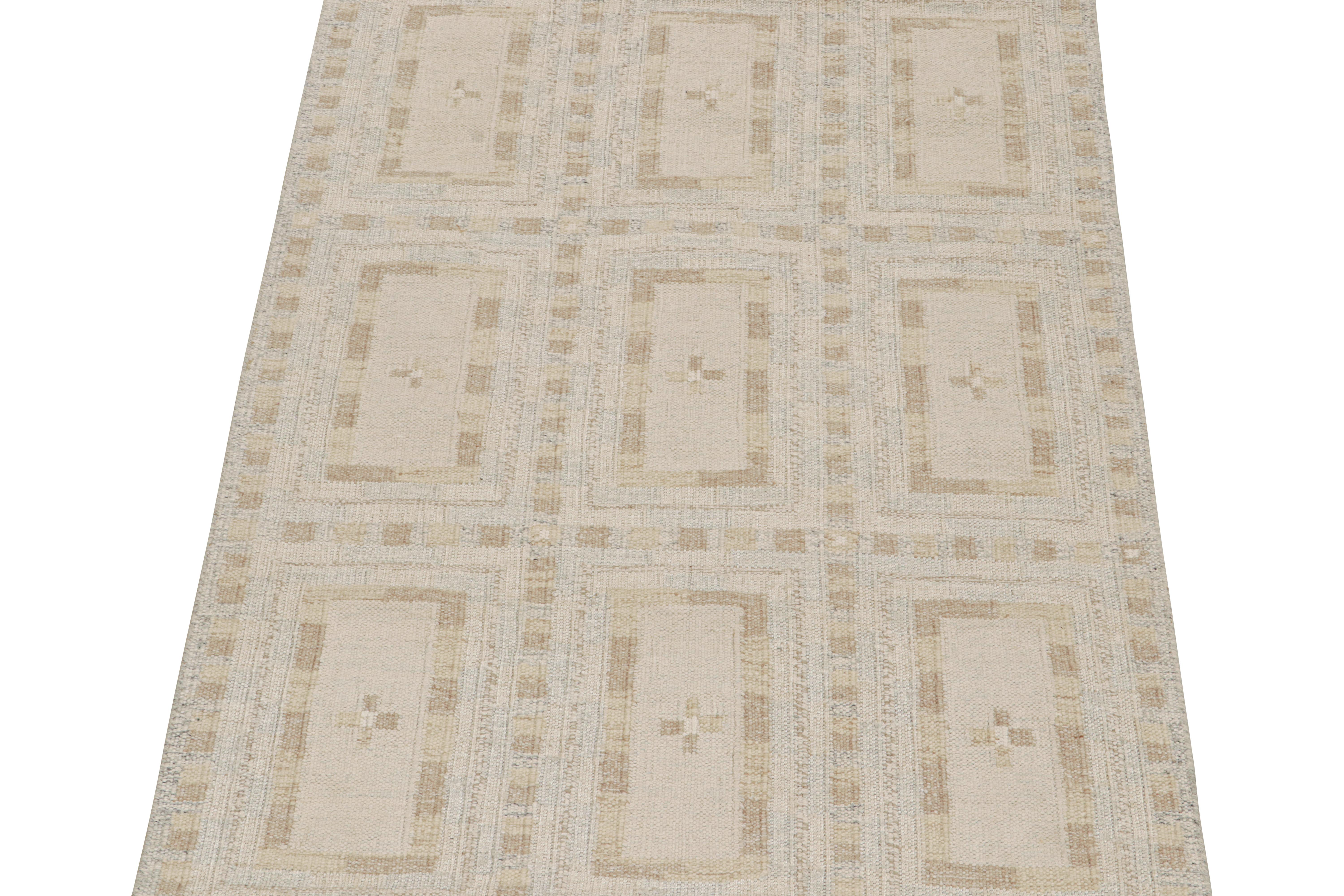 Ce Kilim 5x7 est une nouveauté audacieuse de la Collection S &New de Rug & Kilim. Tissé à la main en laine et en fils naturels, son design reflète une version contemporaine des Rollakans du milieu du siècle et du style déco suédois.

Sur le Design