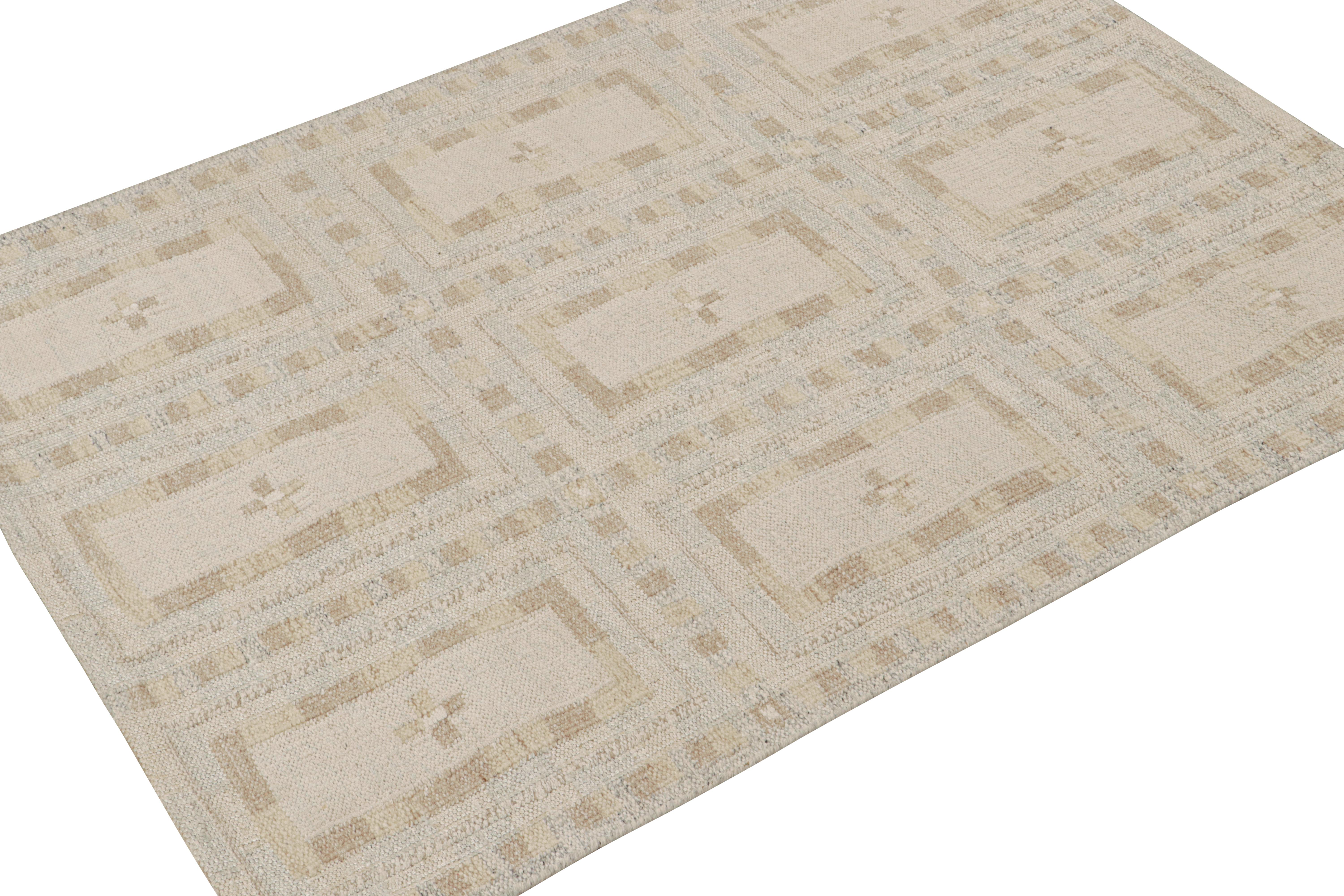 Rug & Kilim’s Scandinavian Style Kilim in White with Beige Geometric Patterns (Moderne) im Angebot