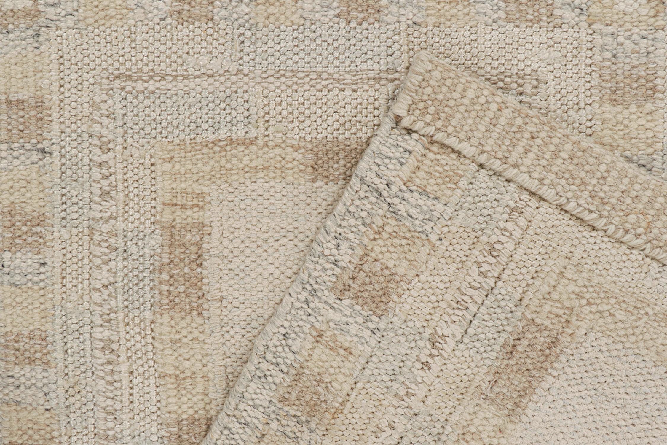 Rug & Kilim’s Scandinavian Style Kilim in White with Beige Geometric Patterns (21. Jahrhundert und zeitgenössisch) im Angebot