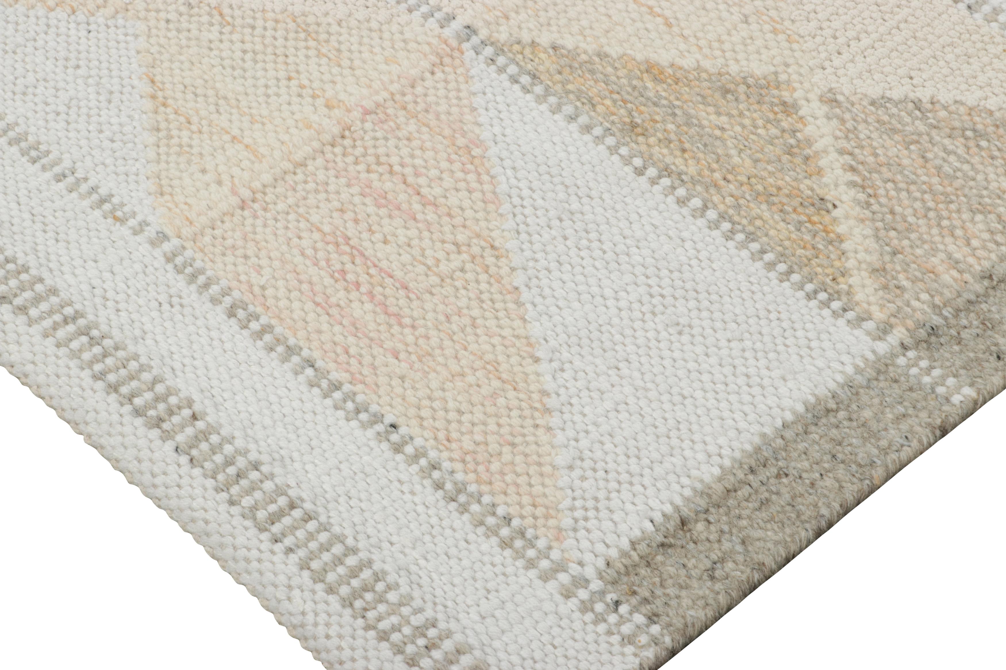 Rug & Kilim's skandinavischer Kilimteppich, Beige-Elfenbein mit geometrischen Mustern im Zustand „Neu“ im Angebot in Long Island City, NY