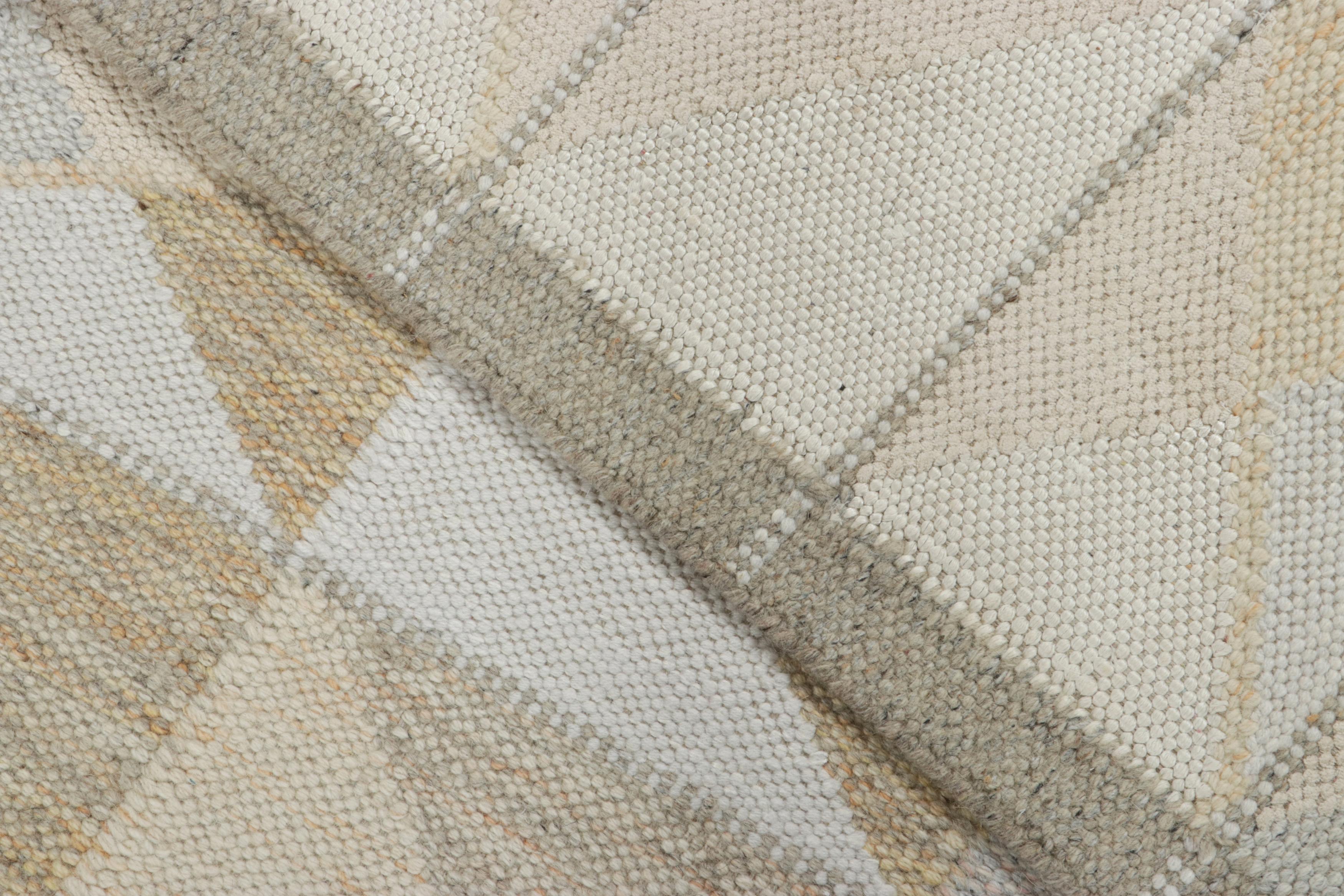 Rug & Kilim's skandinavischer Kilimteppich, Beige-Elfenbein mit geometrischen Mustern (21. Jahrhundert und zeitgenössisch) im Angebot