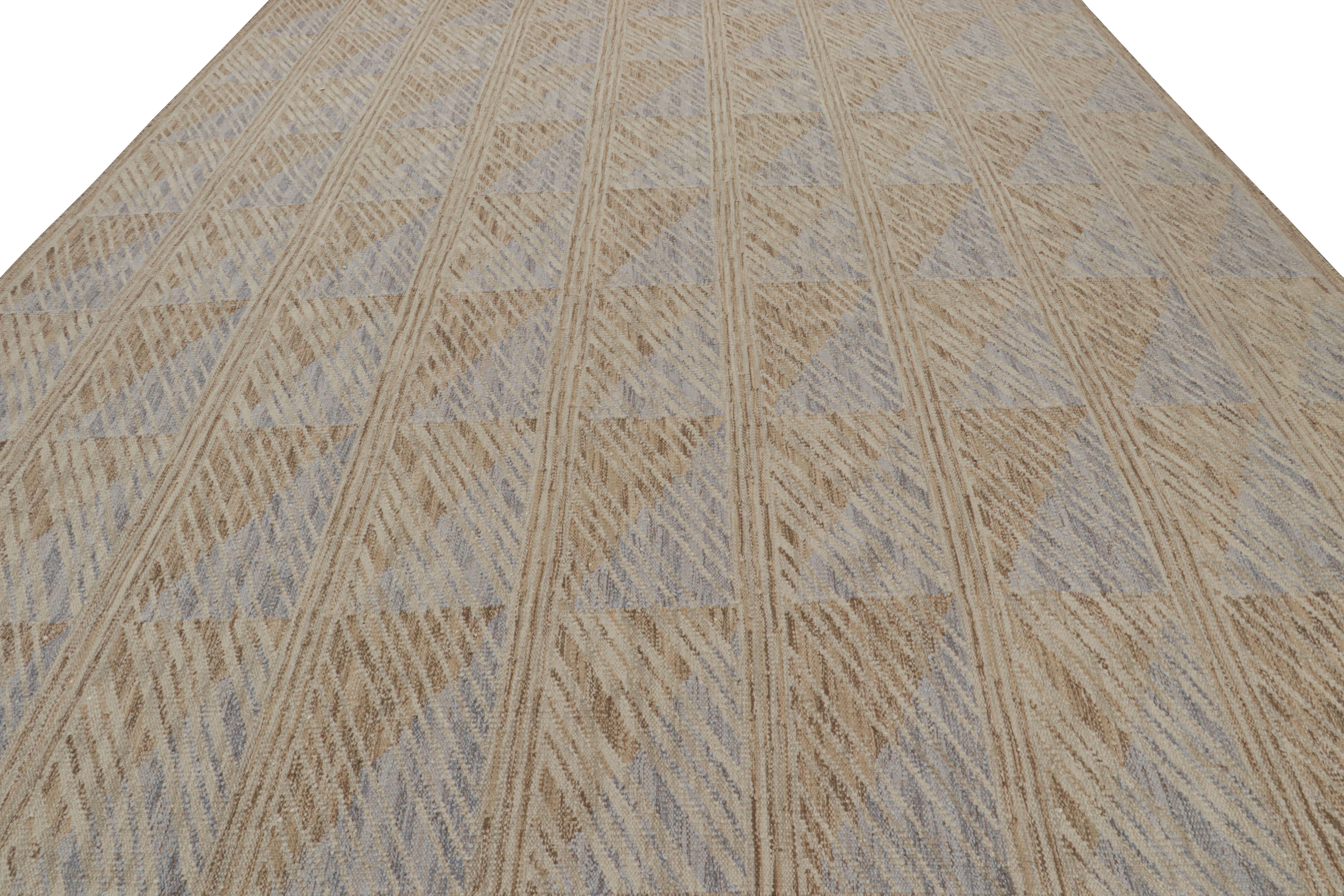 Rug & Kilim's übergroßer Teppich im skandinavischen Stil in Beige-Braun mit geometrischen Mustern (Skandinavische Moderne) im Angebot