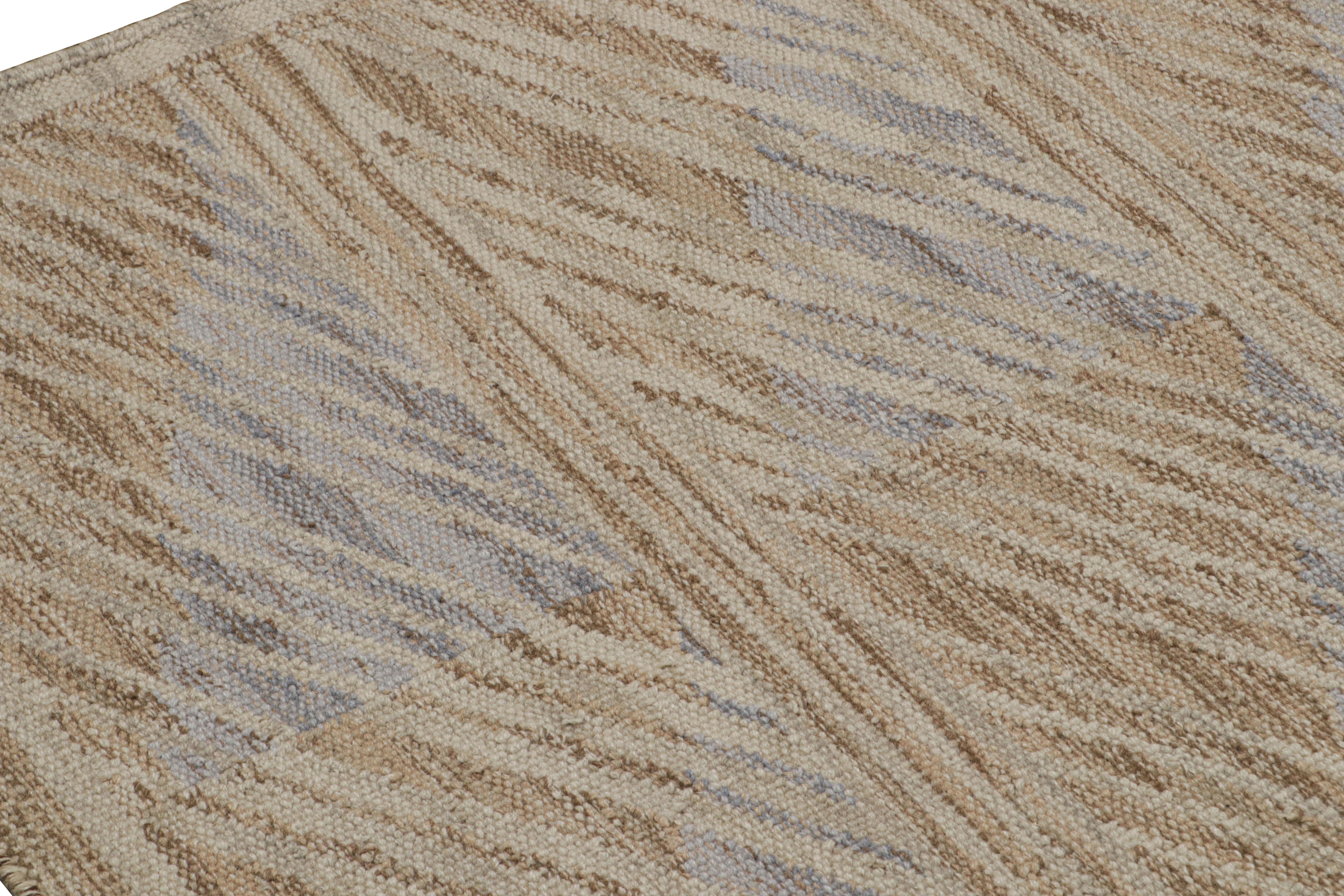 Rug & Kilim's übergroßer Teppich im skandinavischen Stil in Beige-Braun mit geometrischen Mustern im Zustand „Neu“ im Angebot in Long Island City, NY