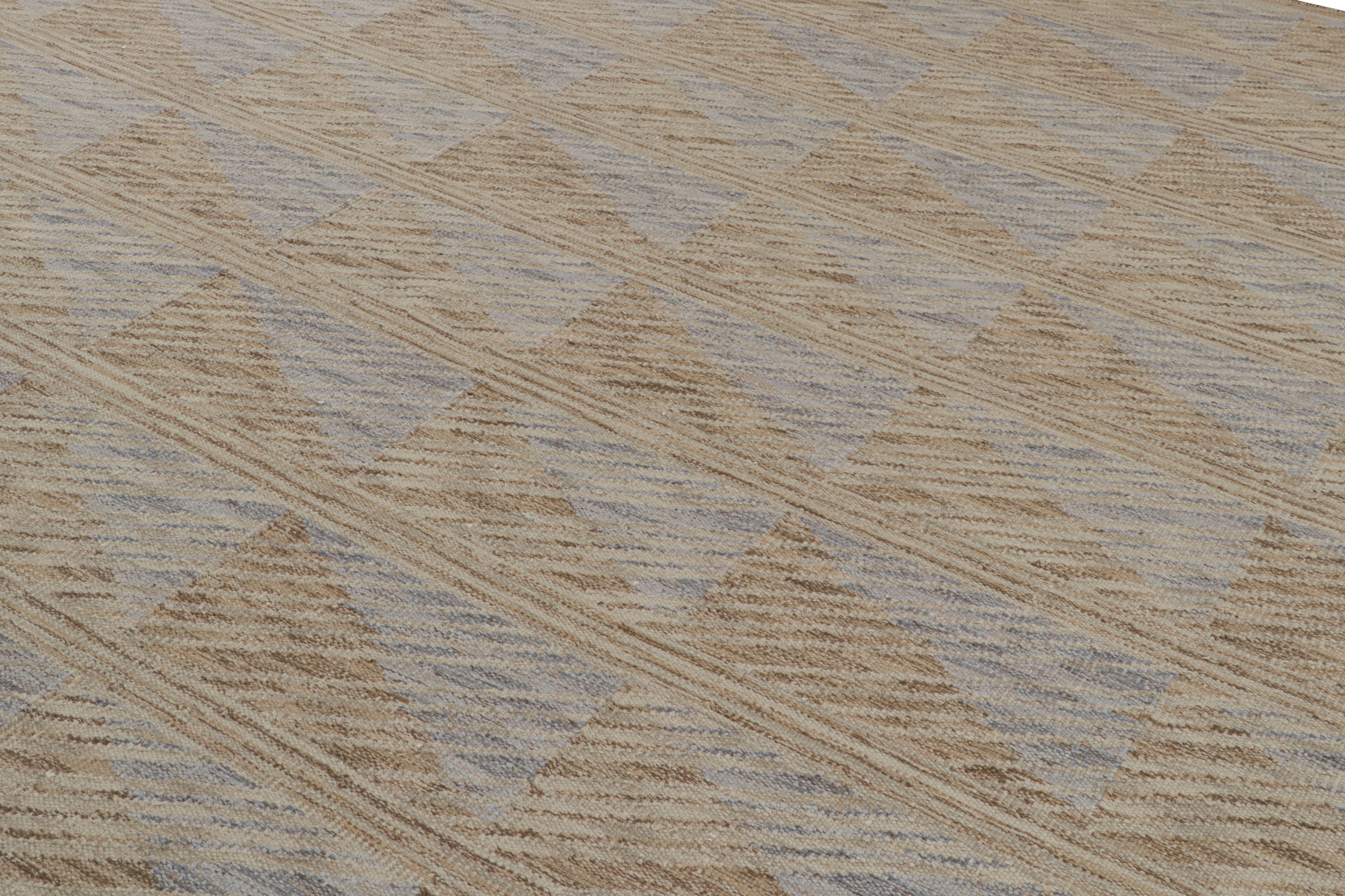Rug & Kilim's übergroßer Teppich im skandinavischen Stil in Beige-Braun mit geometrischen Mustern (Indisch) im Angebot