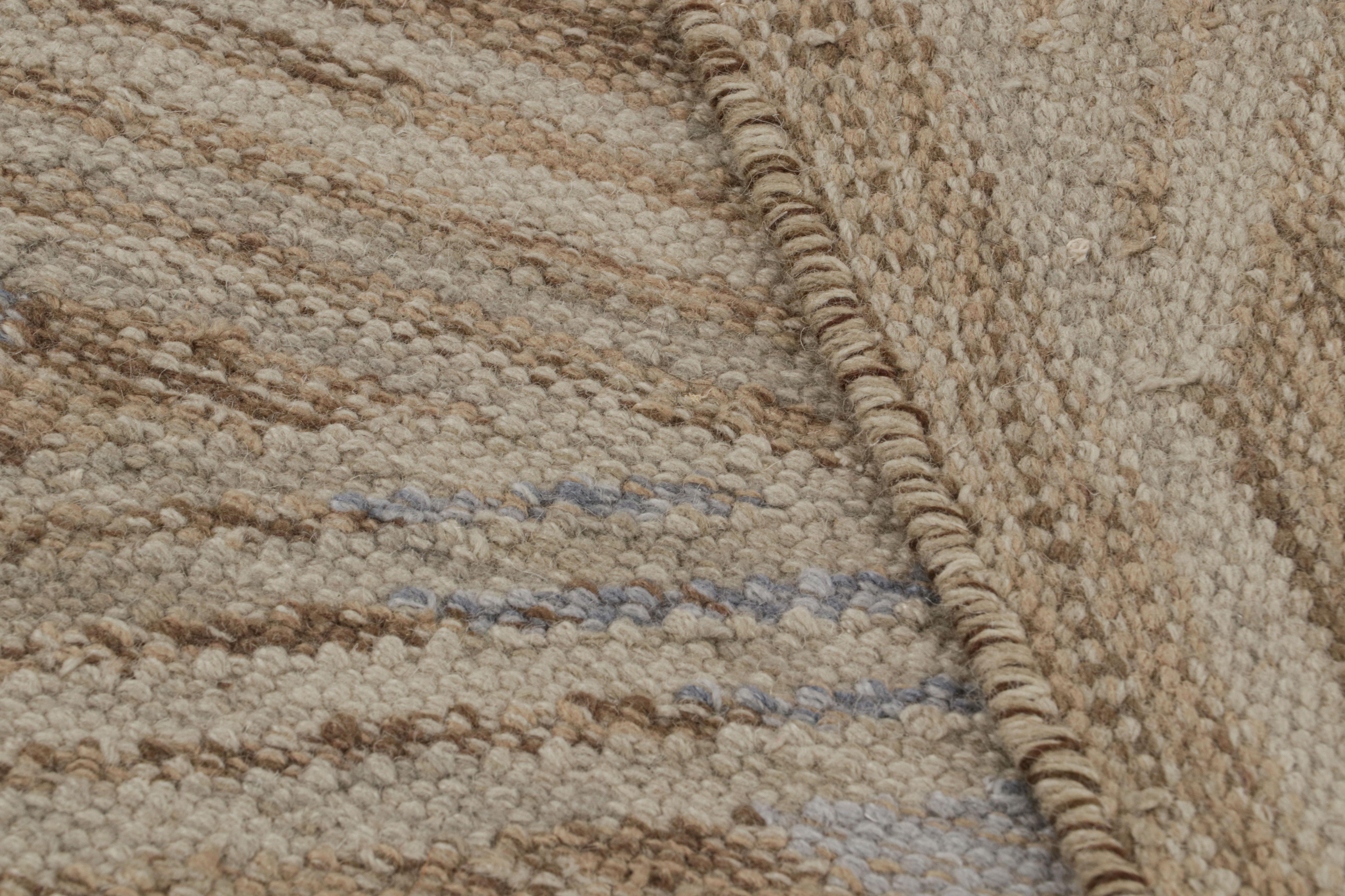 Rug & Kilim's übergroßer Teppich im skandinavischen Stil in Beige-Braun mit geometrischen Mustern (21. Jahrhundert und zeitgenössisch) im Angebot