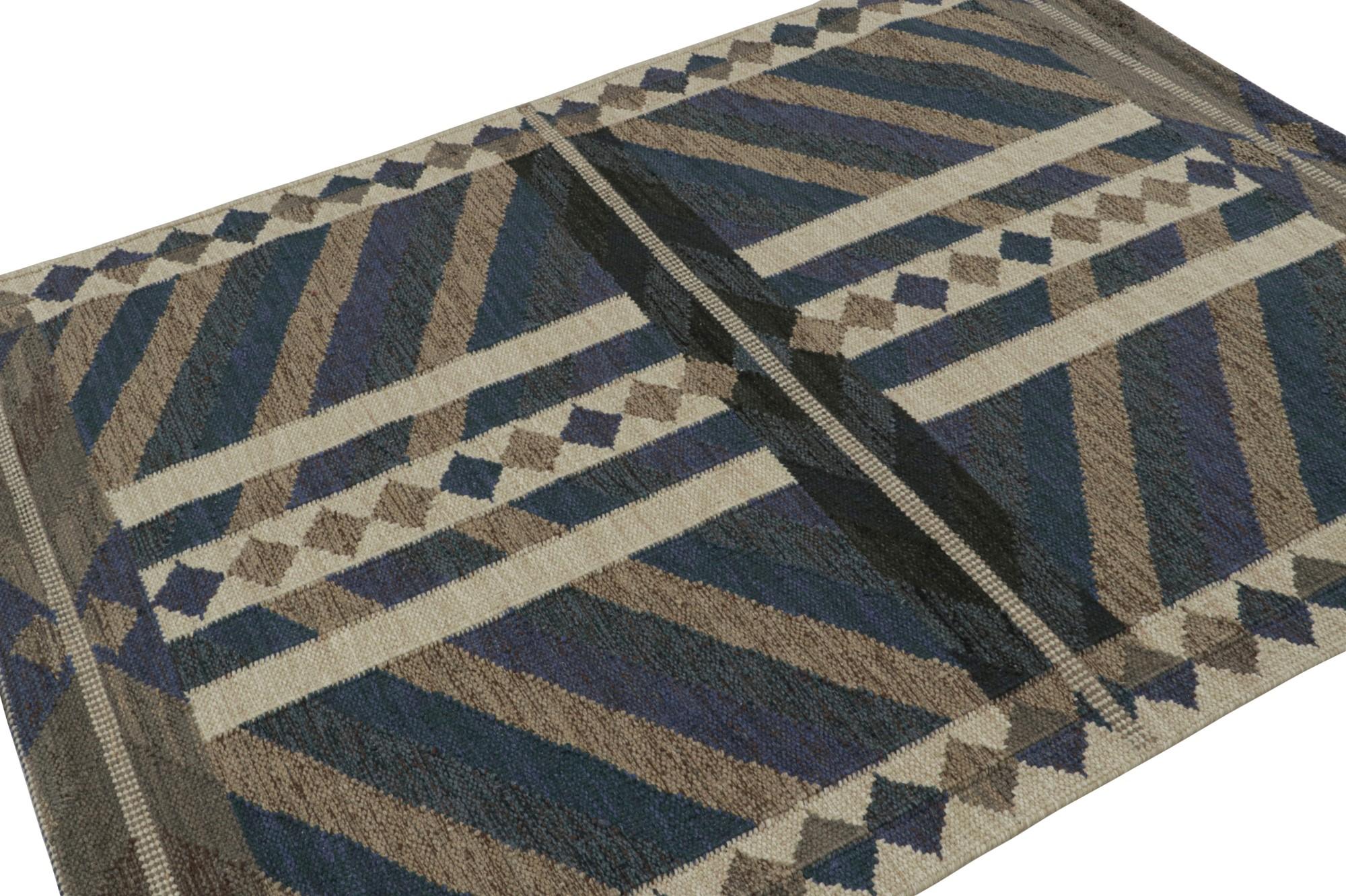 Ein eleganter schwedischer Kelim 5x7 aus unserer preisgekrönten skandinavischen Flachgewebekollektion. Handgewebt aus Wolle und ungefärbten Naturgarnen.

Über das Design: 

Dieser Teppich hat blaue und beigefarbene geometrische Muster in einem der