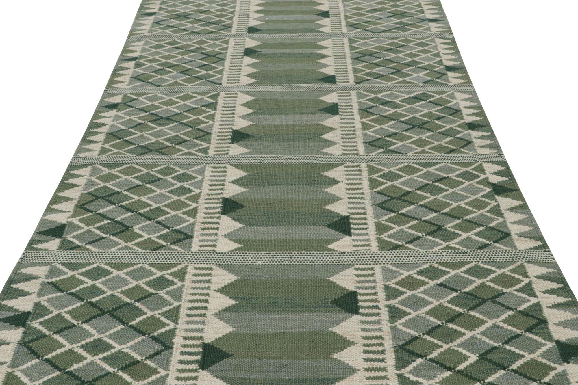 Moderne Rug & Kilim's Scandinavian Style Kilim Rug Design in Green & Beige Patterns en vente
