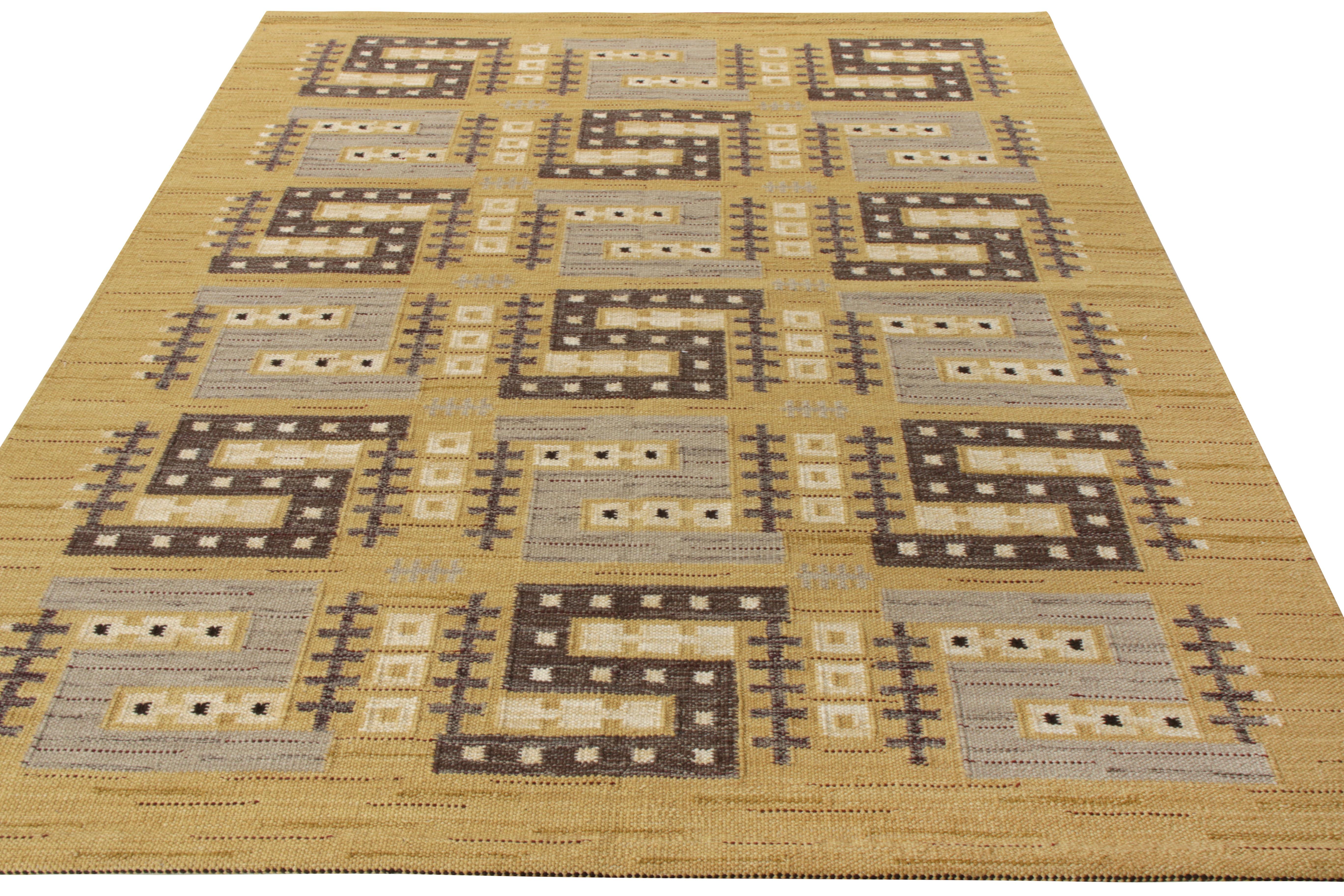 Rug & Kilim presenta un Kilim in lana 8x10 tessuto a mano della sua ambita collezione scandinava a trama piatta. Questo oggetto da collezione incarna la magnificenza della sensibilità Deco svedese della metà del secolo, che si riflette in un motivo