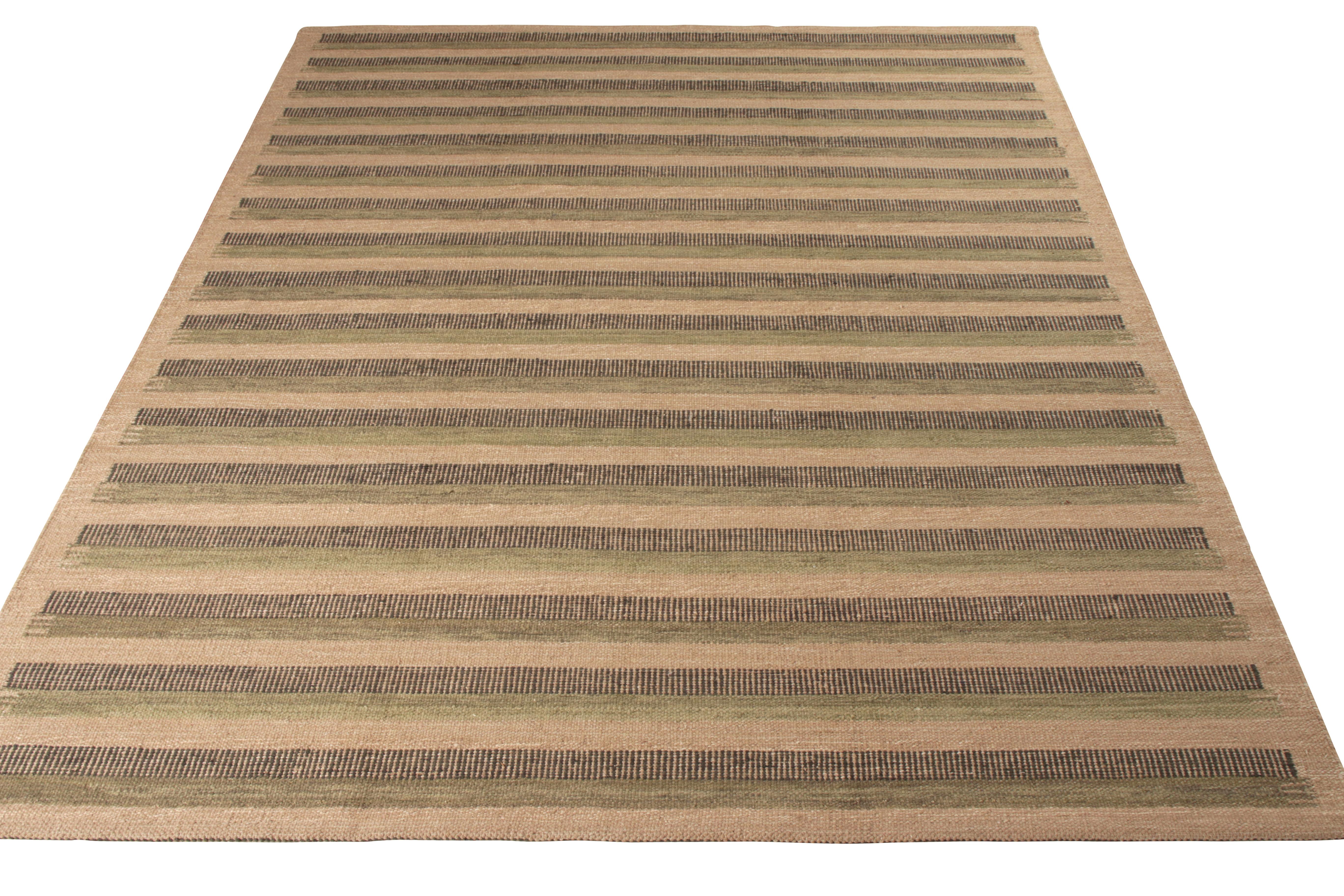 Tessuto a mano in lana, questo tappeto kilim 12x15 è sottilmente magistrale nella sua collezione Scandinavian di Rug & Kilim. L'ispirazione alla semplicità del concetto di striscia svedese si traduce in un'accurata combinazione di colori