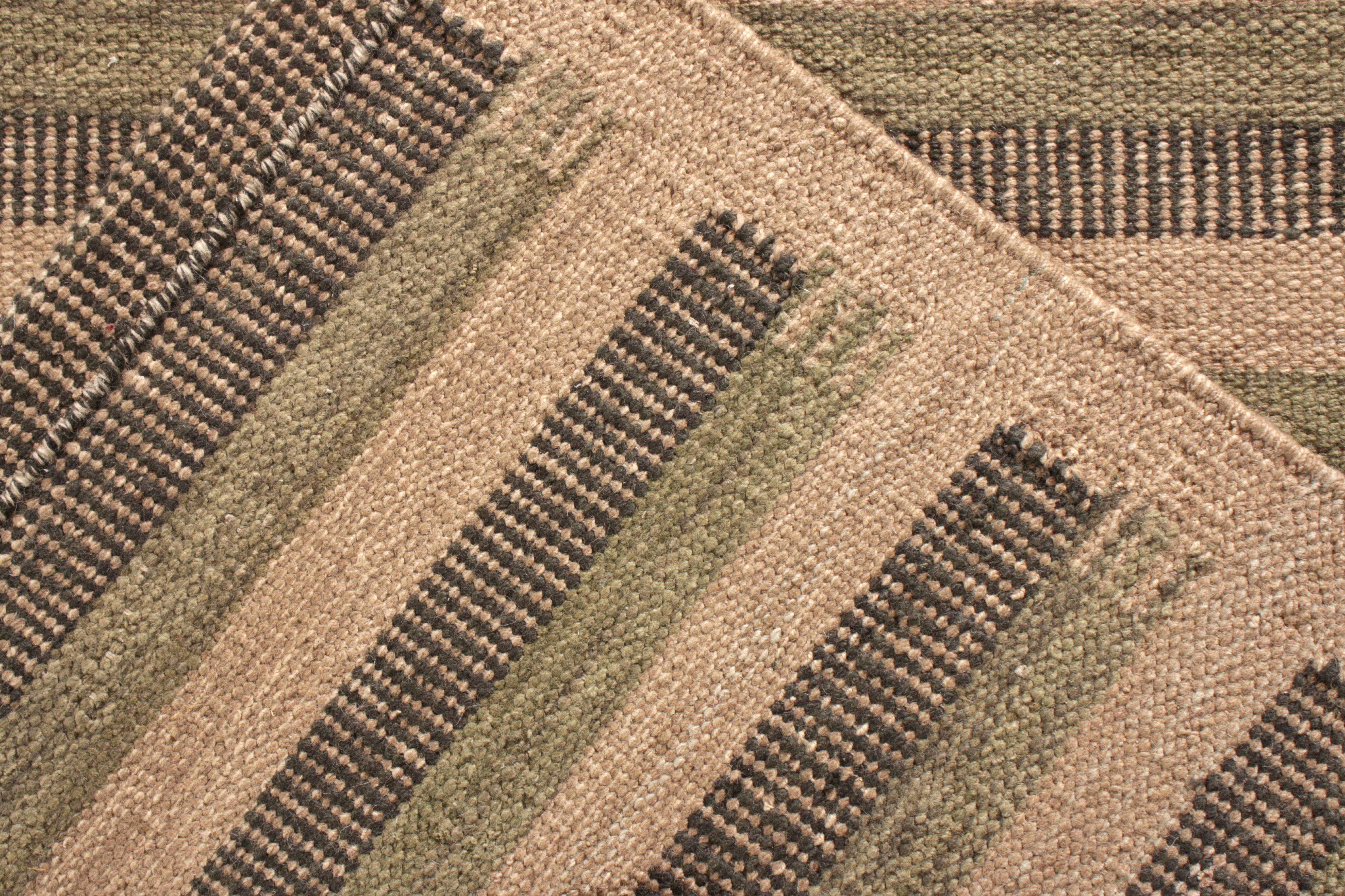 Annodato a mano Rug & Kilim - Tappeto Kilim in stile scandinavo, motivo a strisce verdi e beige-marroni in vendita