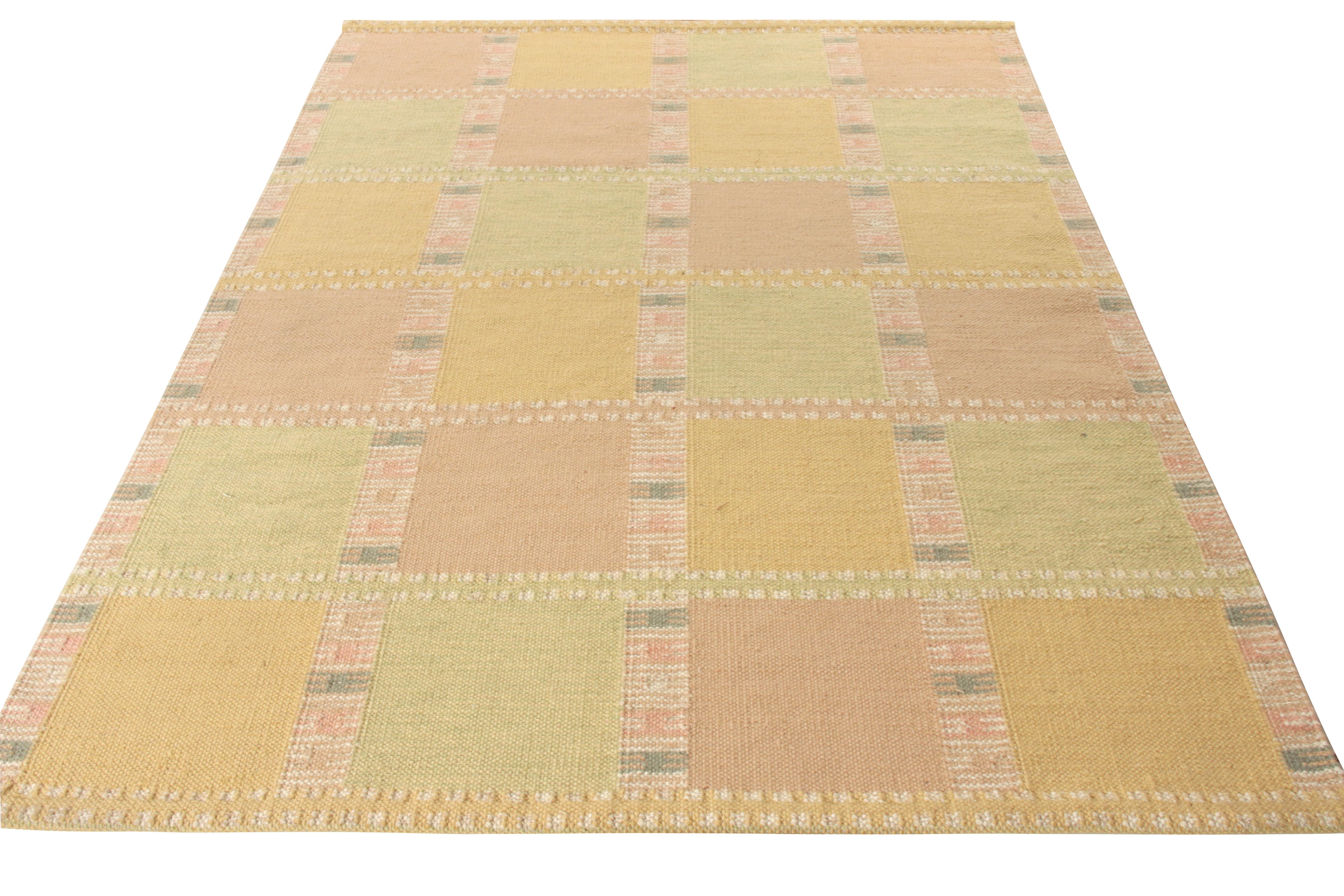 Rug & Kilim presenta un Kilim 9x12 de lana tejida a mano de la galardonada colección de tejido plano escandinavo del equipo. Con un motivo geométrico simétrico en tonos amarillo dorado, verde, rosa y blanco roto, la alfombra goza de un centelleante