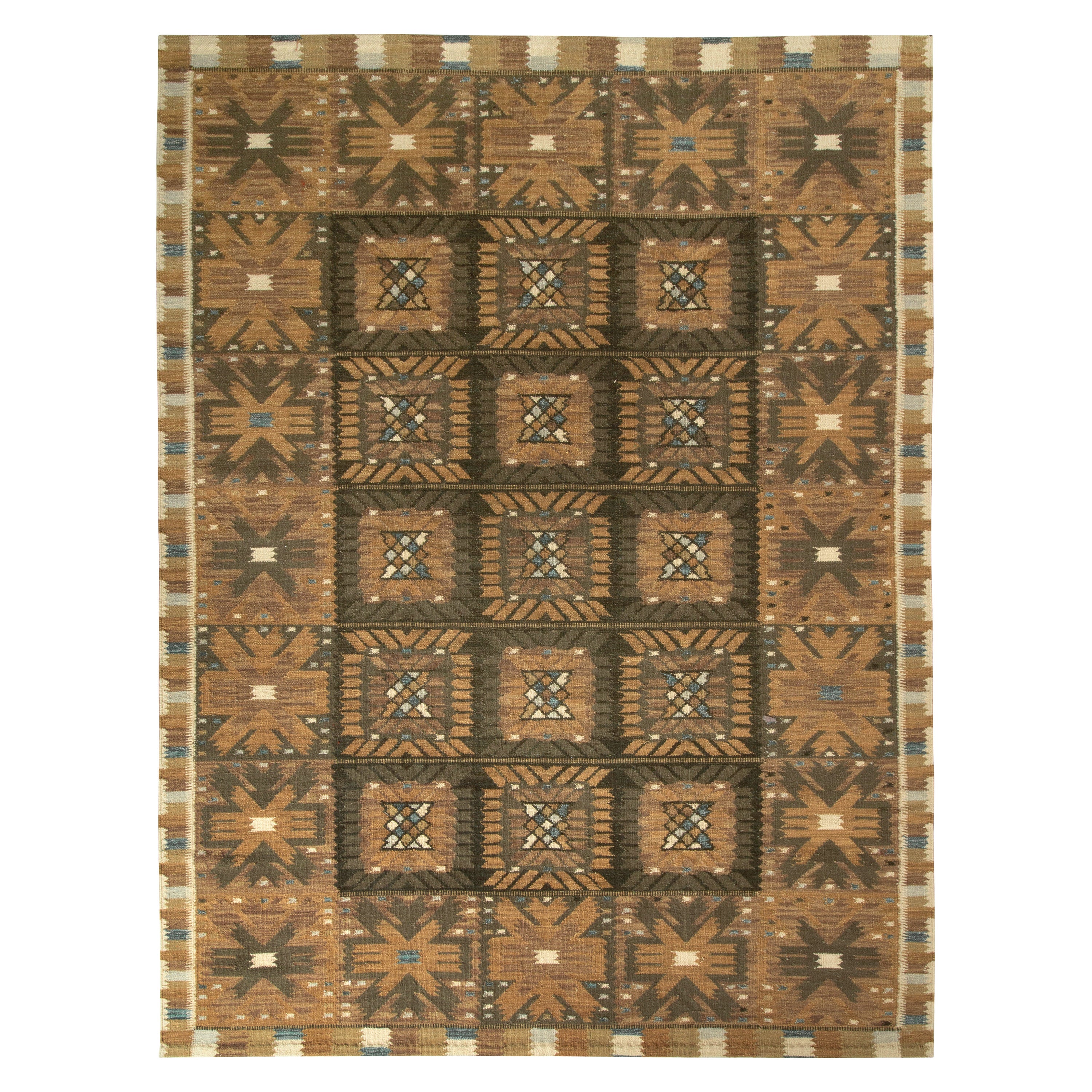 Rug & Kilim è un tappeto Kilim in stile scandinavo con un motivo geometrico marrone e dorato. in vendita