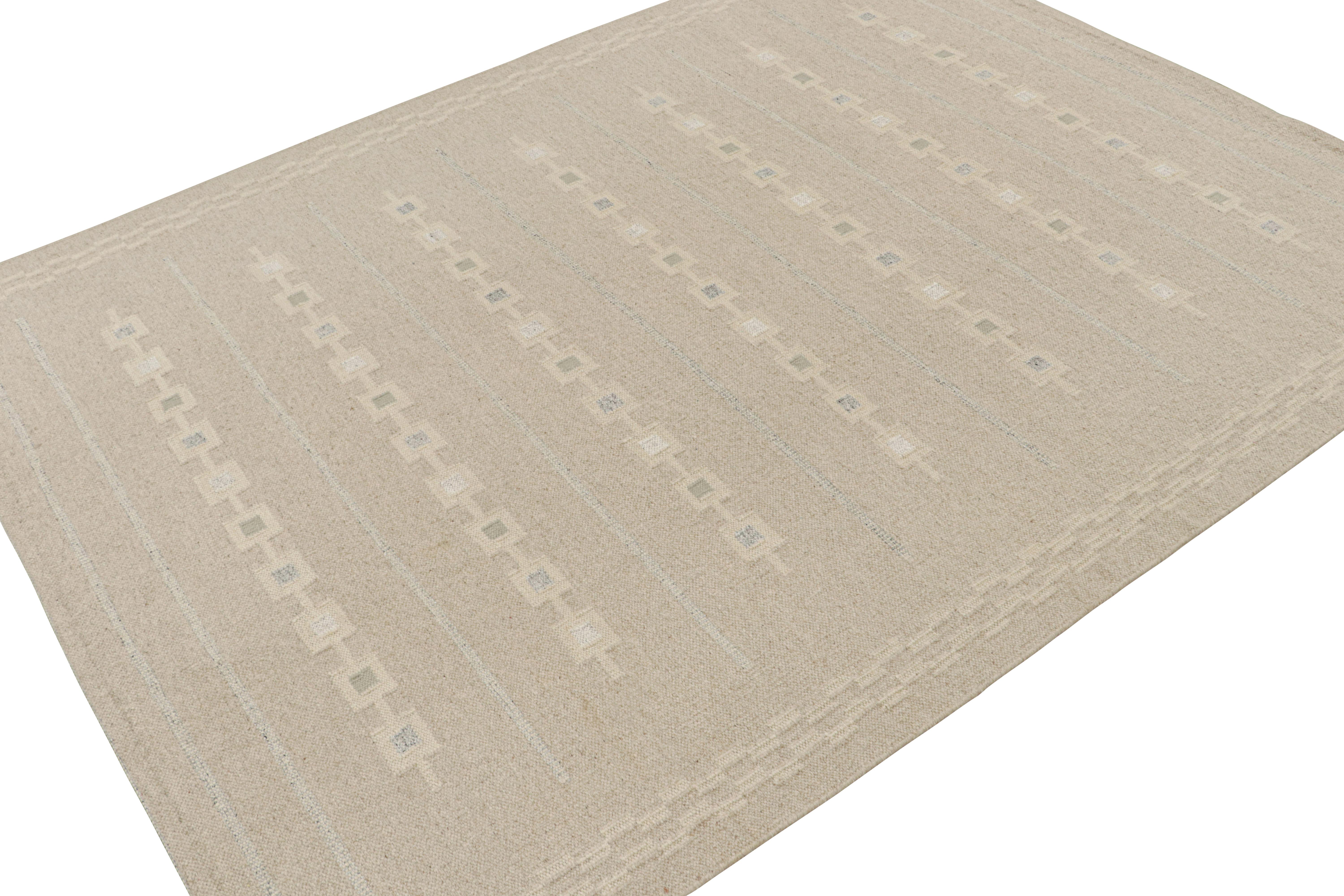 Rug & Kilim's skandinavischer Kilim-Teppich in Beige und Grau mit geometrischen Mustern (Moderne) im Angebot