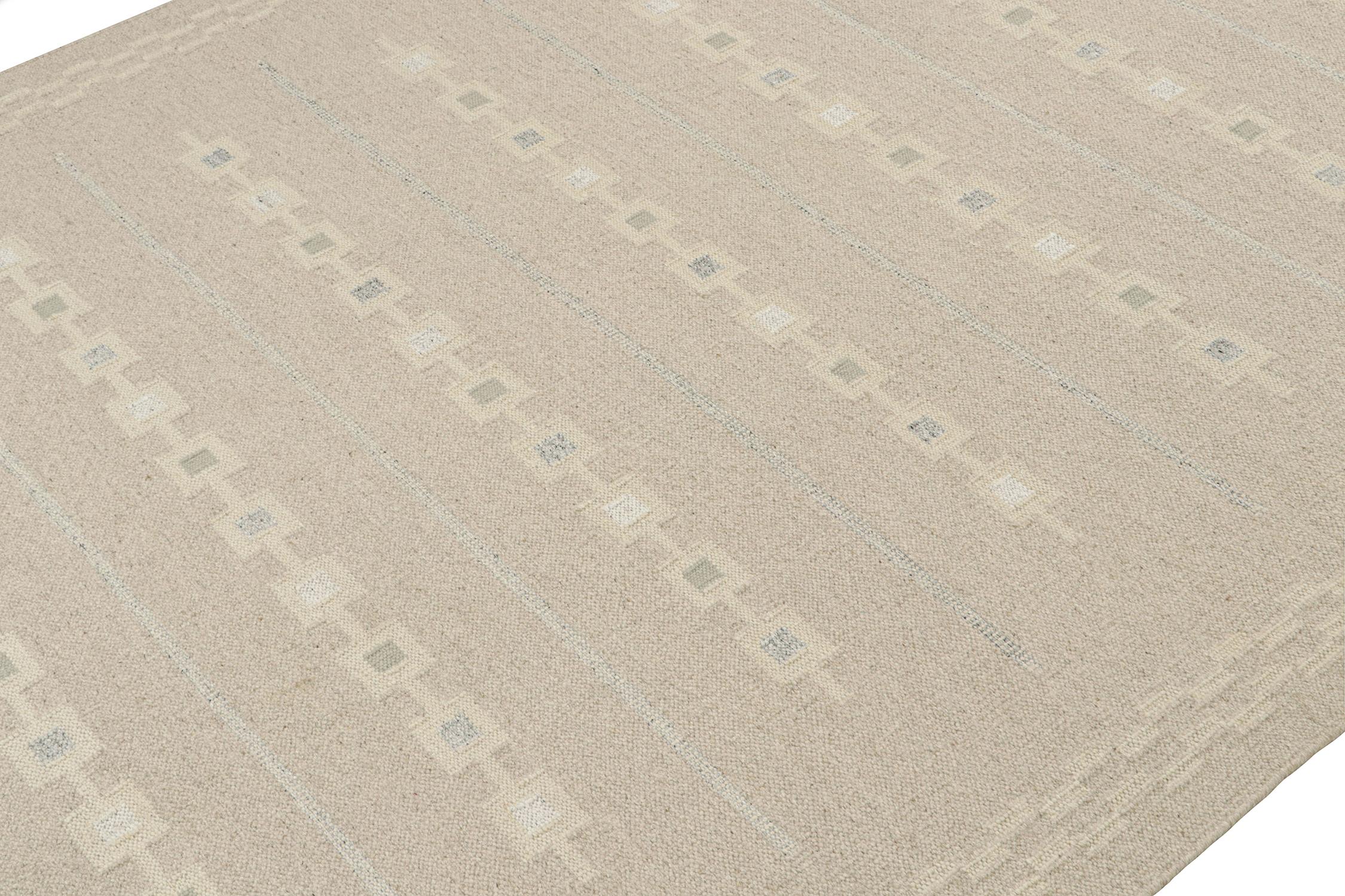 Rug & Kilim's skandinavischer Kilim-Teppich in Beige und Grau mit geometrischen Mustern (Indisch) im Angebot