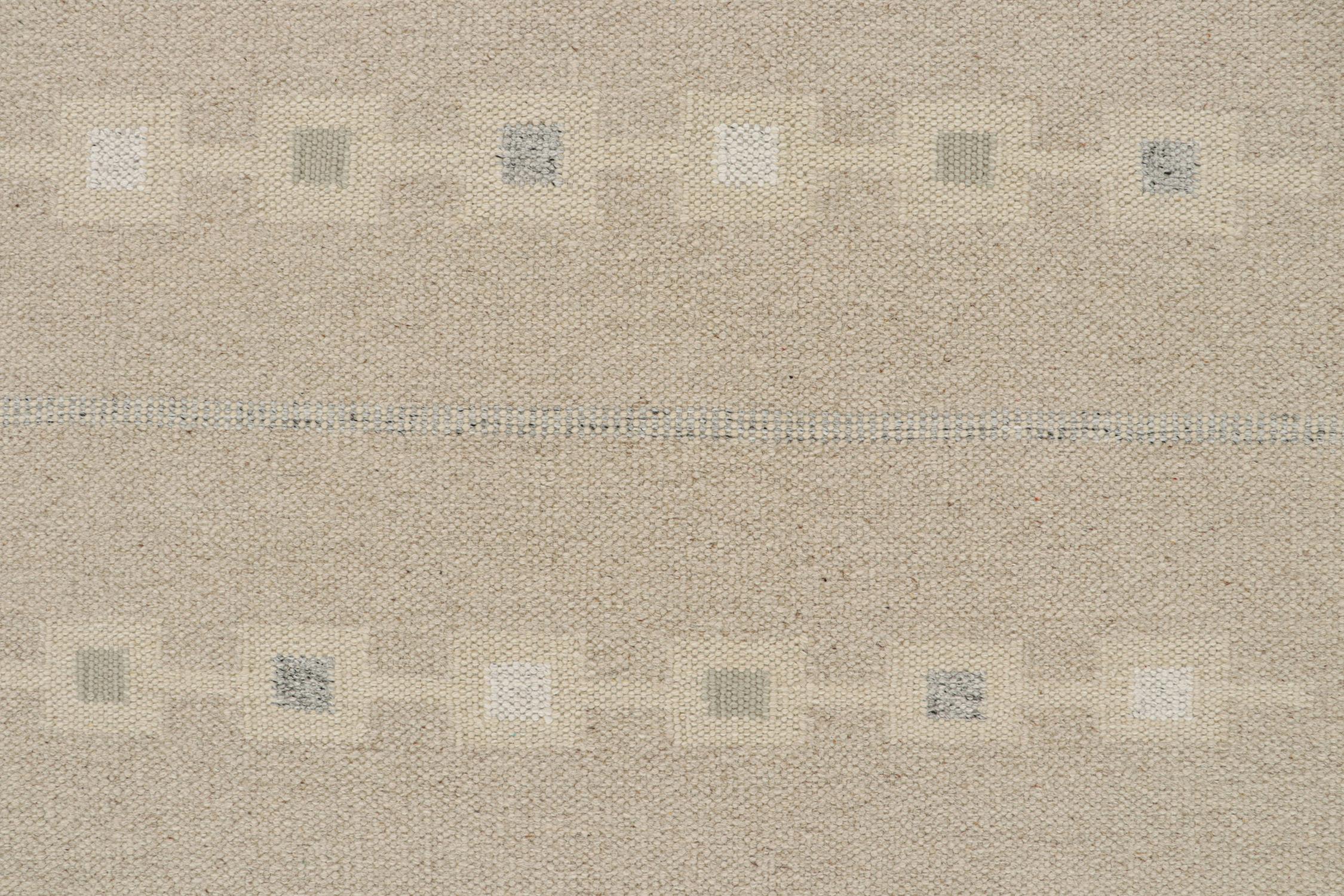 Rug & Kilim's skandinavischer Kilim-Teppich in Beige und Grau mit geometrischen Mustern im Zustand „Neu“ im Angebot in Long Island City, NY