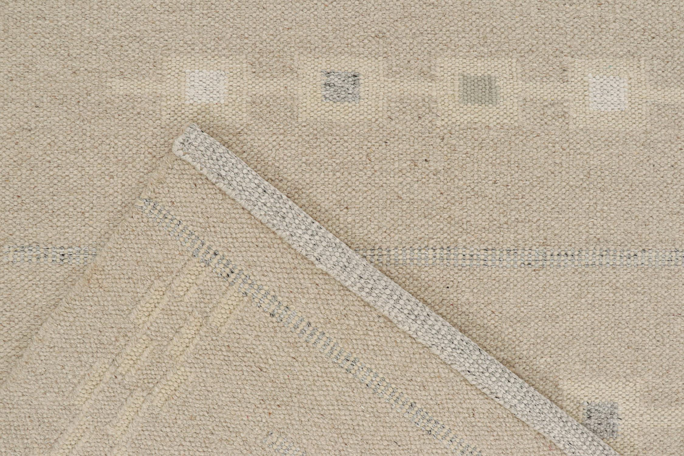 Rug & Kilim's skandinavischer Kilim-Teppich in Beige und Grau mit geometrischen Mustern (21. Jahrhundert und zeitgenössisch) im Angebot