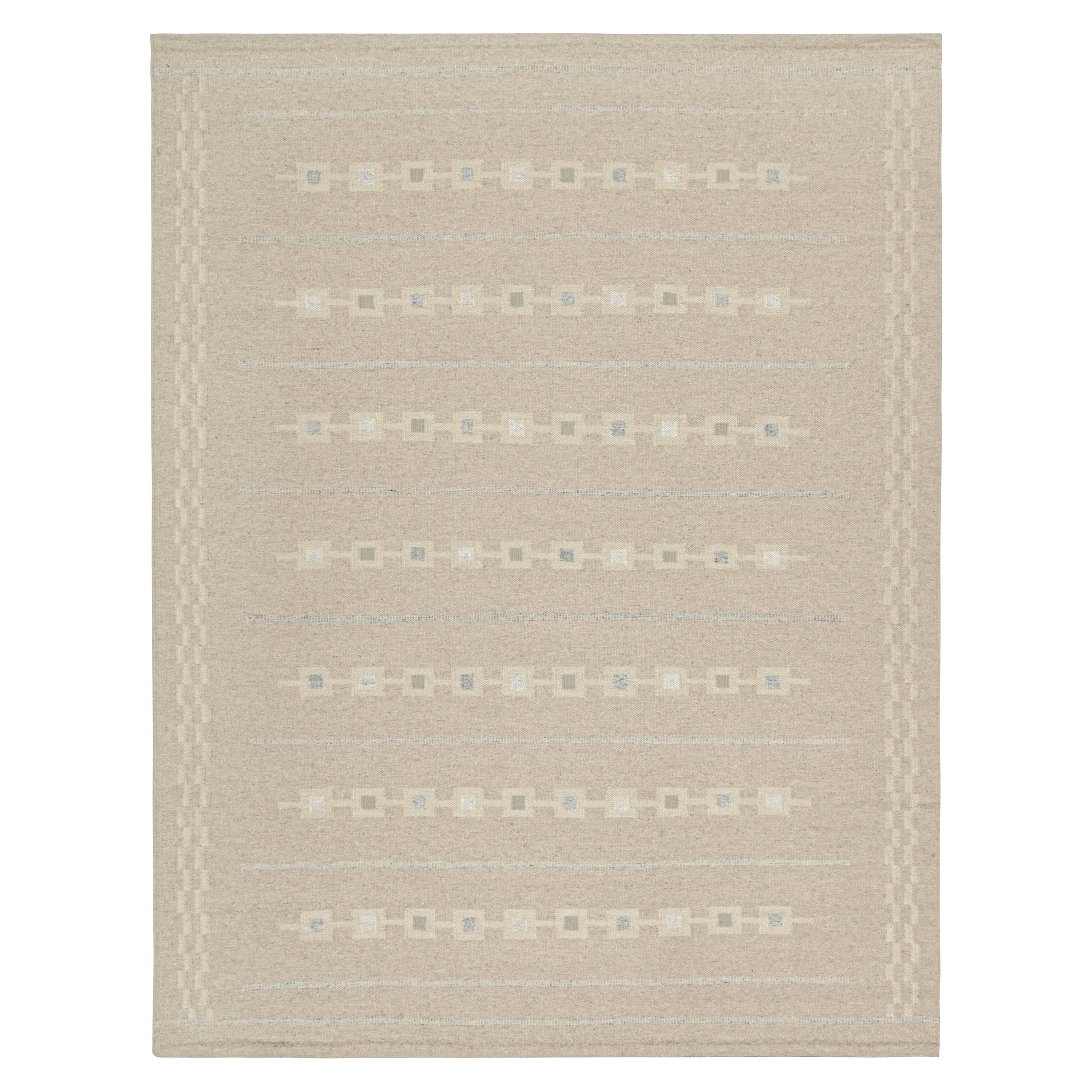 Rug & Kilim's skandinavischer Kilim-Teppich in Beige und Grau mit geometrischen Mustern im Angebot