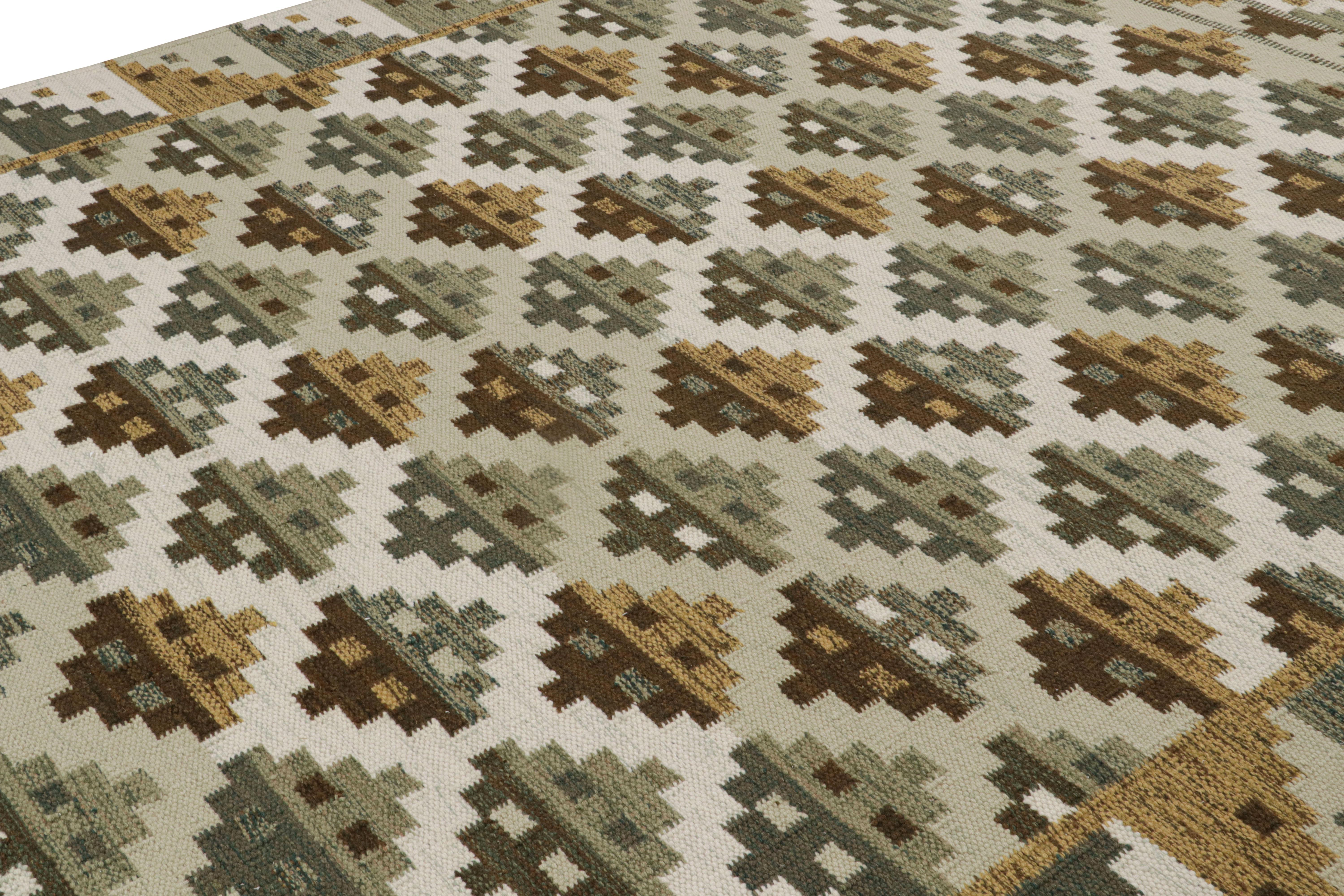 Indien Rug & Kilim's Scandinavian Style Kilim in Beige-Brown and Green Patterns (Kilim de style scandinave aux motifs beige, marron et vert) en vente