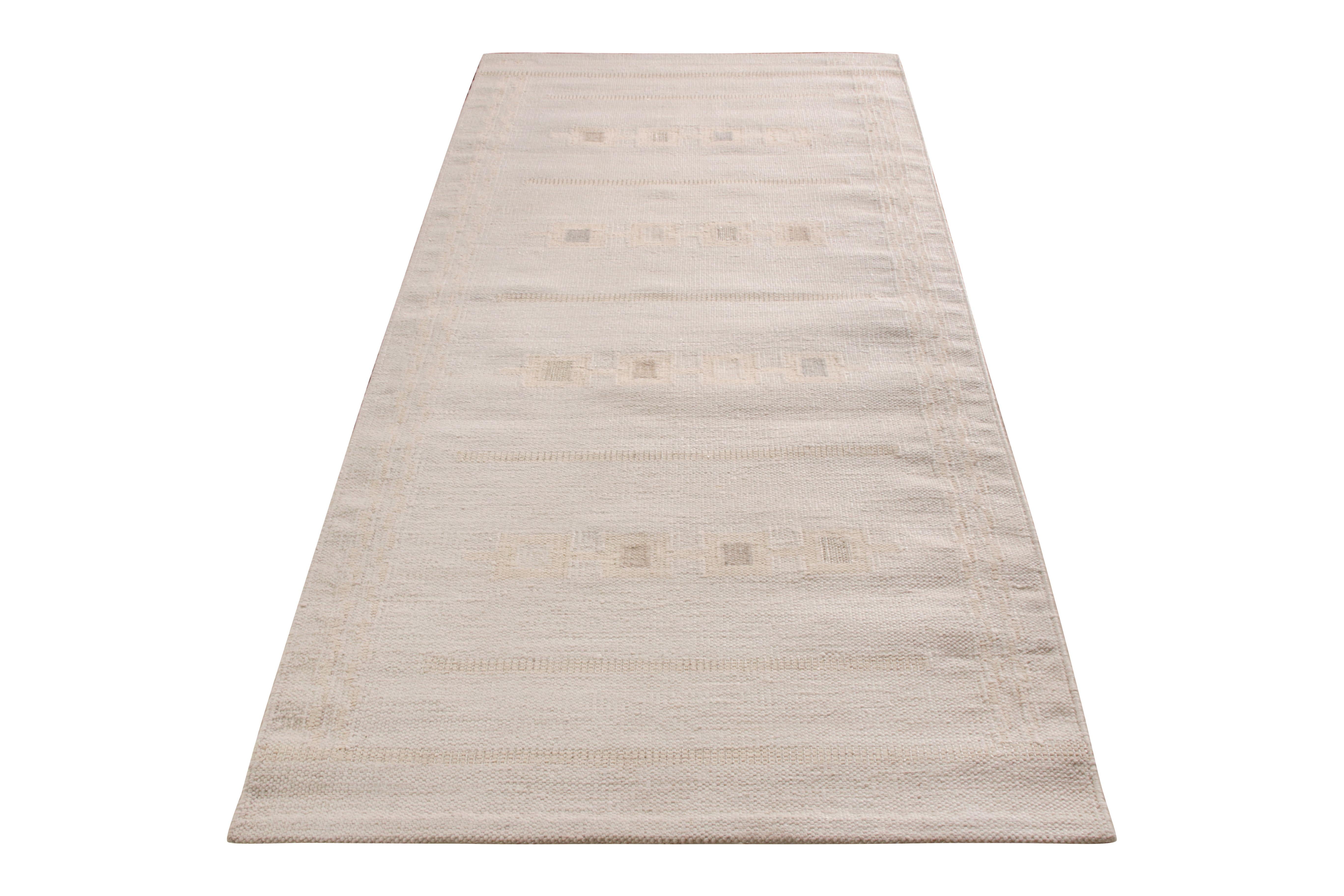 Questo kilim 4 x 8 è un pezzo notevole della collezione Scandinavian di Rug & Kilim, che riflette una raffinata lavorazione artigianale. La grazia di questo tappeto deriva dal suo rilassante colore beige e blu che si fonde magnificamente con il