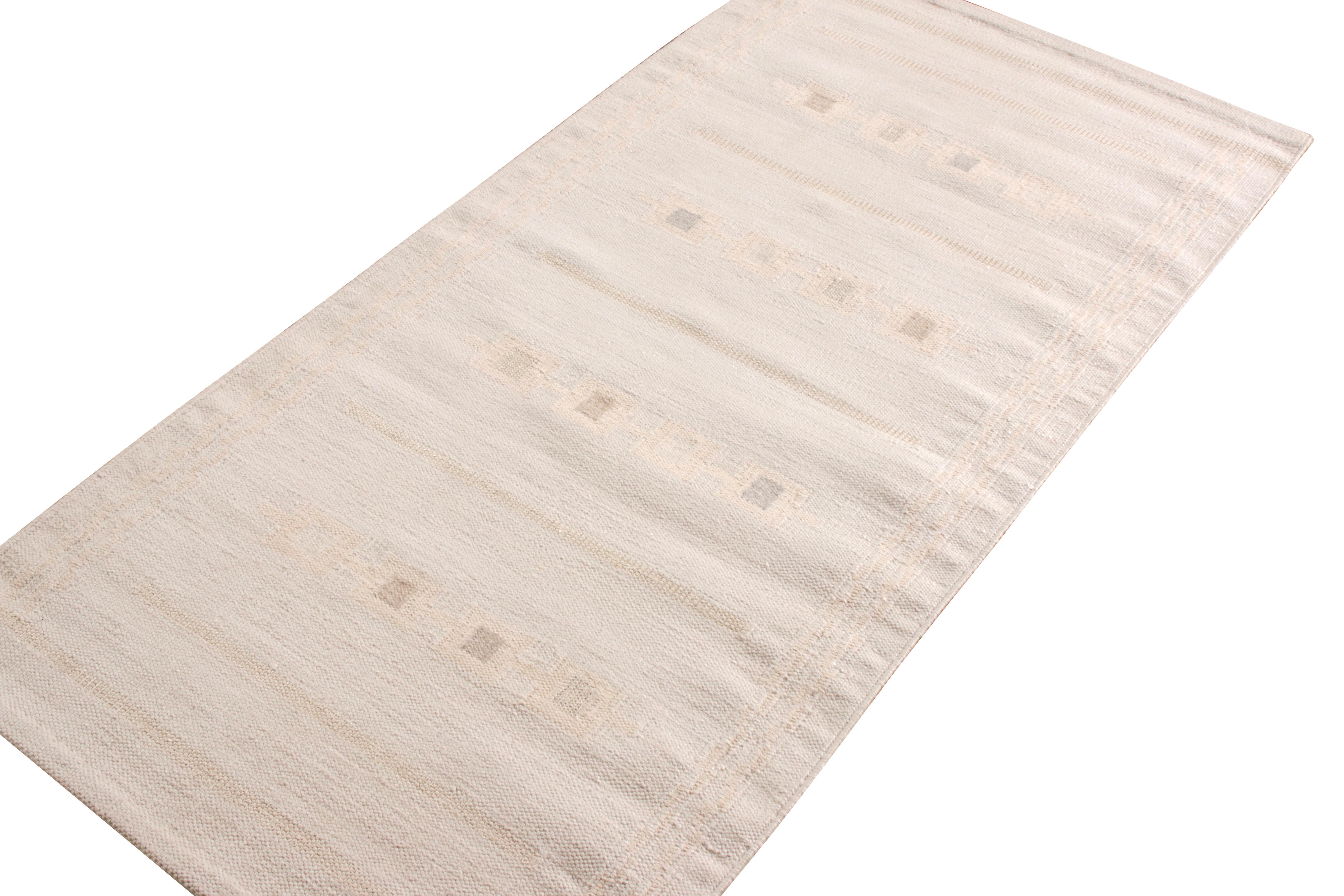 Scandinavo moderno Rug & Kilim: Tappeto Kilim in stile scandinavo con motivo geometrico beige e marrone in vendita