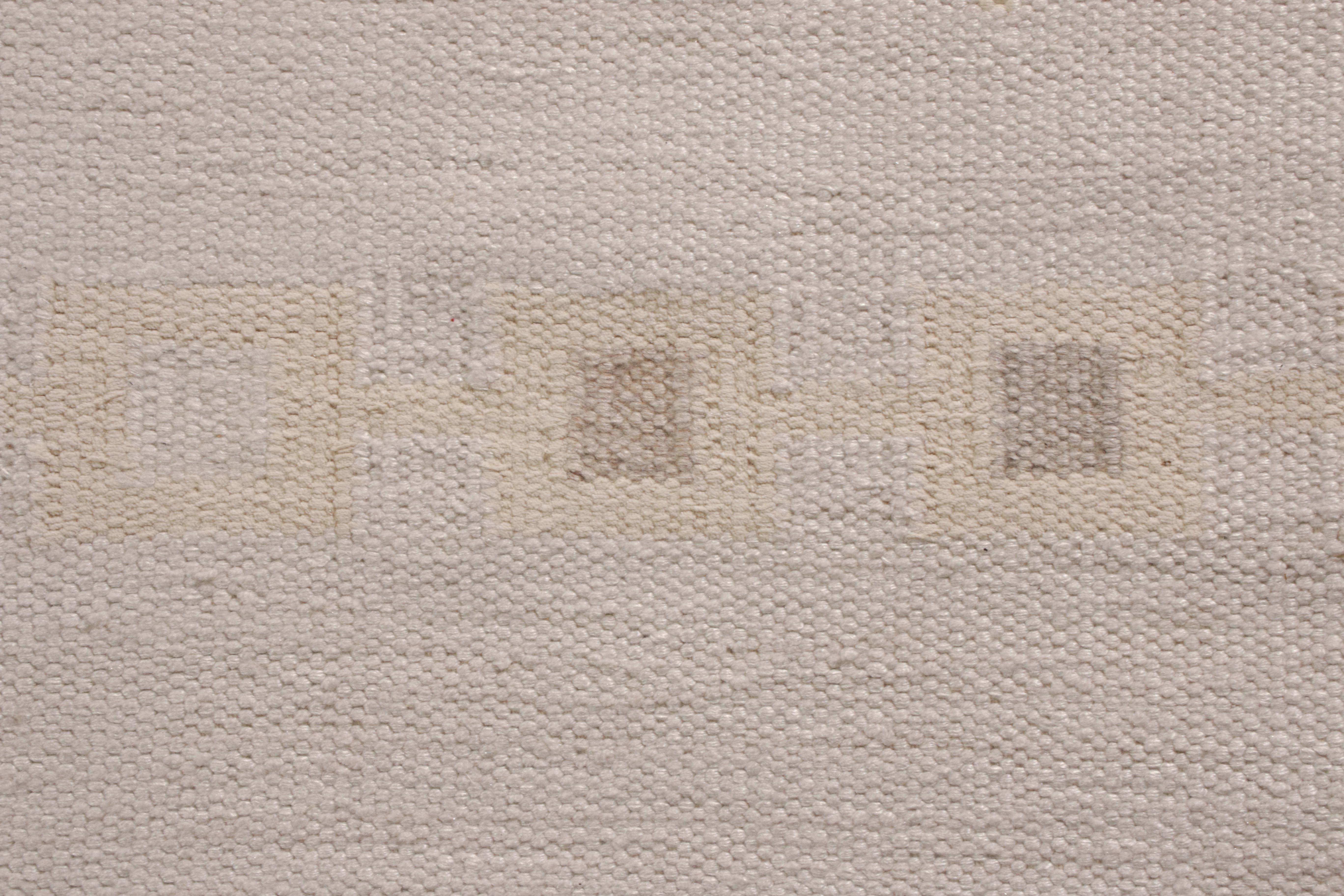 Indiano Rug & Kilim: Tappeto Kilim in stile scandinavo con motivo geometrico beige e marrone in vendita