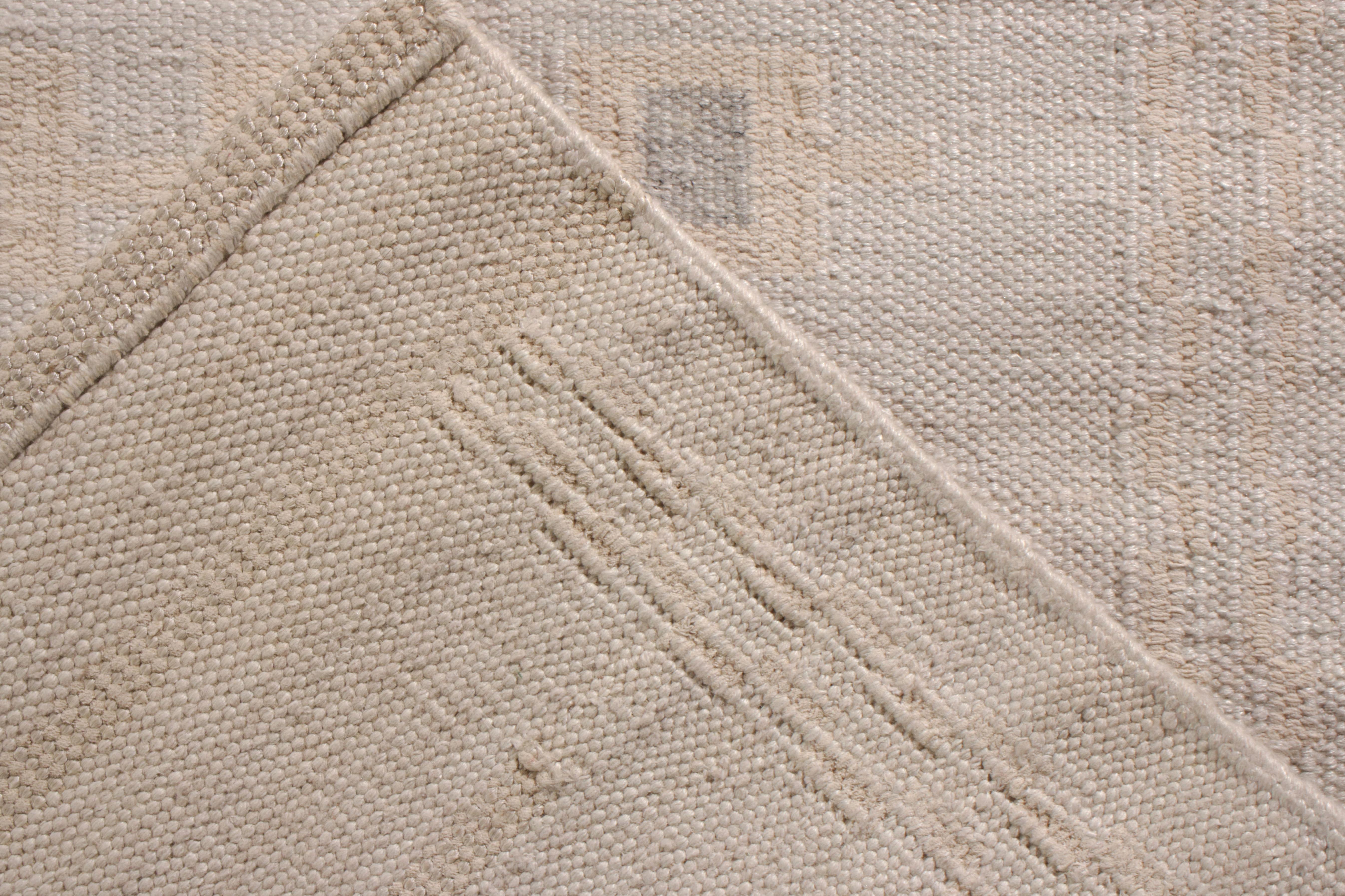 Annodato a mano Rug & Kilim: Tappeto Kilim in stile scandinavo con motivo geometrico beige e marrone in vendita