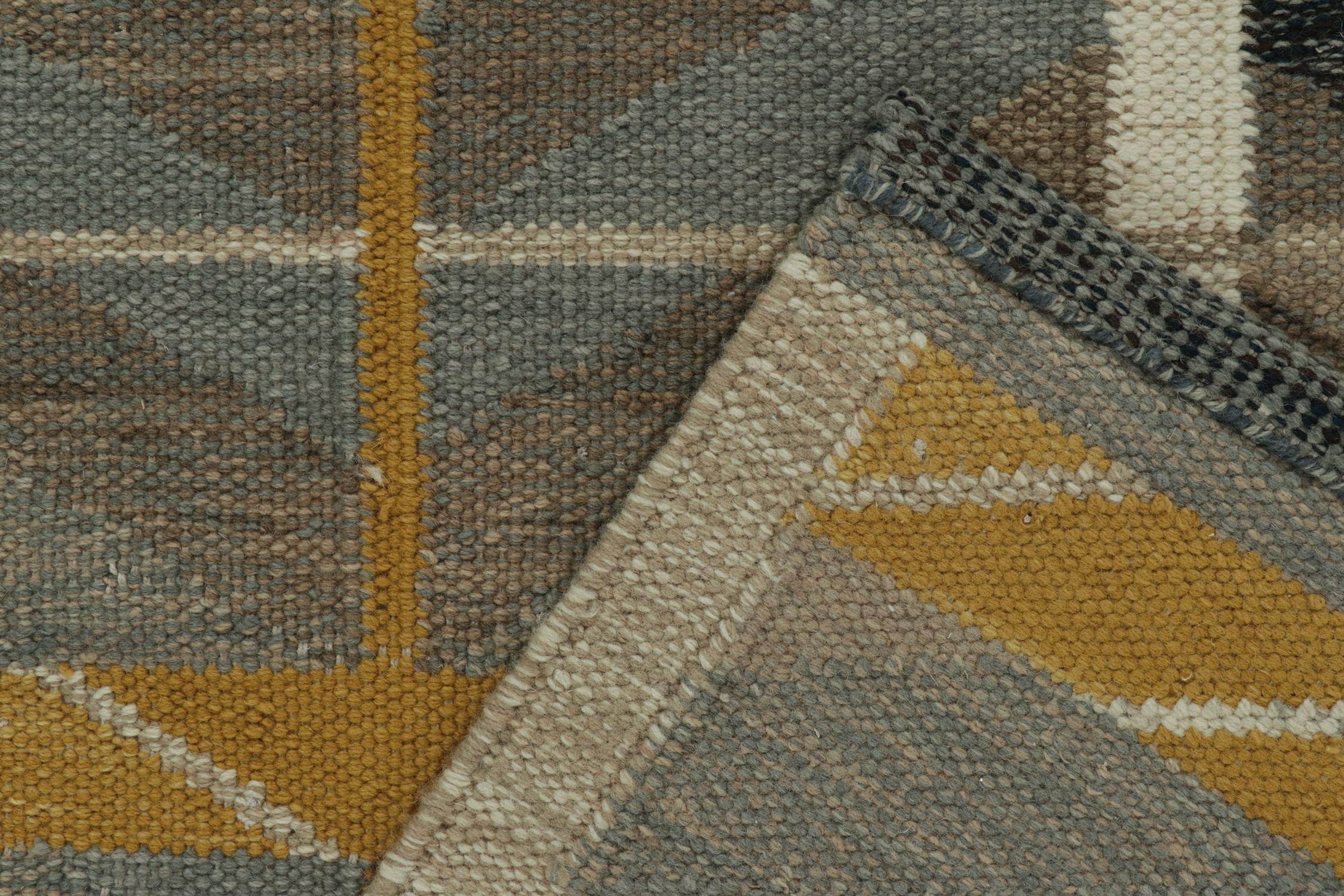 Skandinavischer Kilim-Teppich von Rug & Kilim in Beige-Braun & Gold Geometrisches Muster (21. Jahrhundert und zeitgenössisch) im Angebot