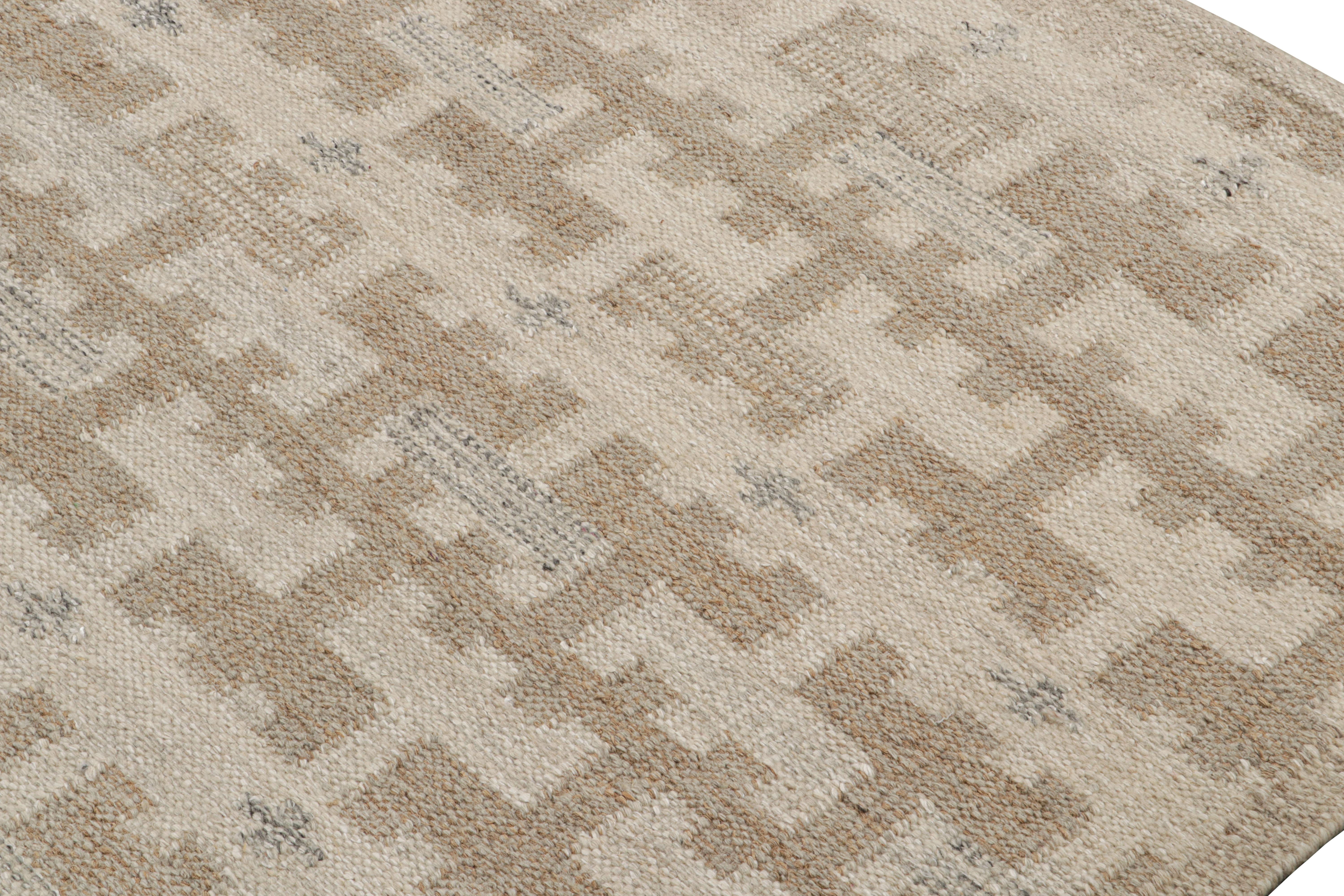 Rug & Kilims skandinavischer Kilim-Teppich in Beige & Brown-Mustern (Handgewebt) im Angebot