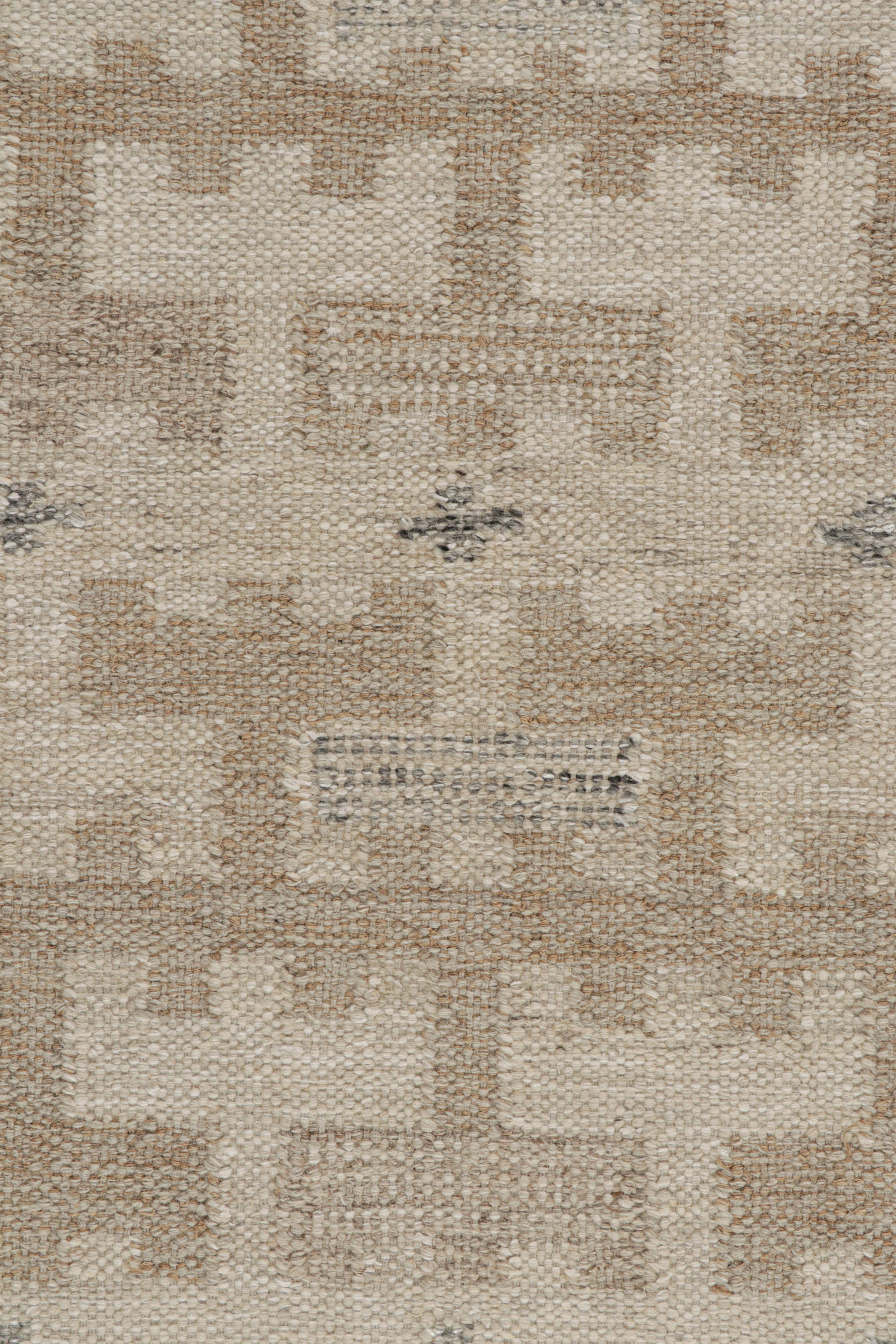 Rug & Kilims skandinavischer Kilim-Teppich in Beige & Brown-Mustern im Zustand „Neu“ im Angebot in Long Island City, NY