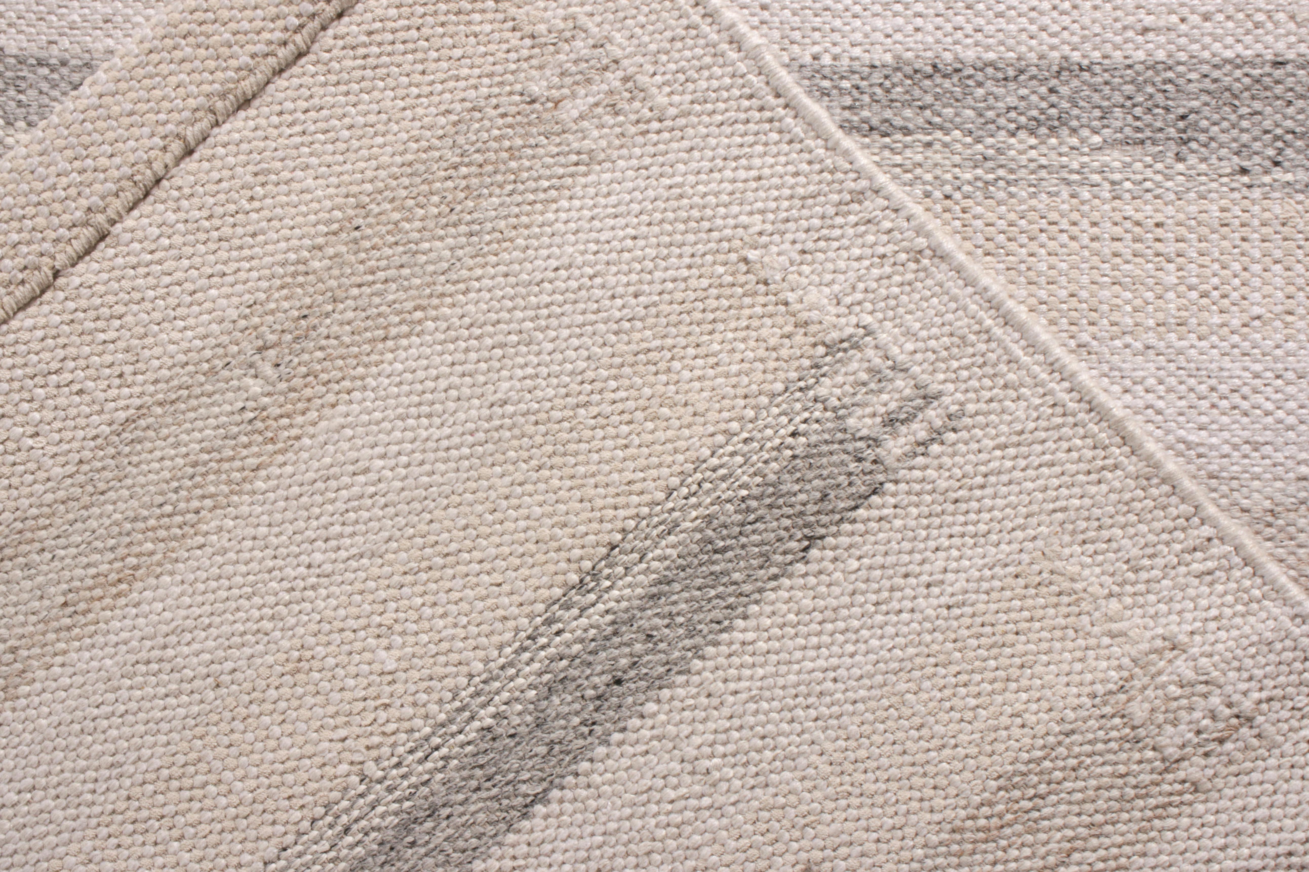 Teppich & Kilims, skandinavischer Kelim-Teppich im Beige-Grau-Streifenmuster im Zustand „Neu“ im Angebot in Long Island City, NY