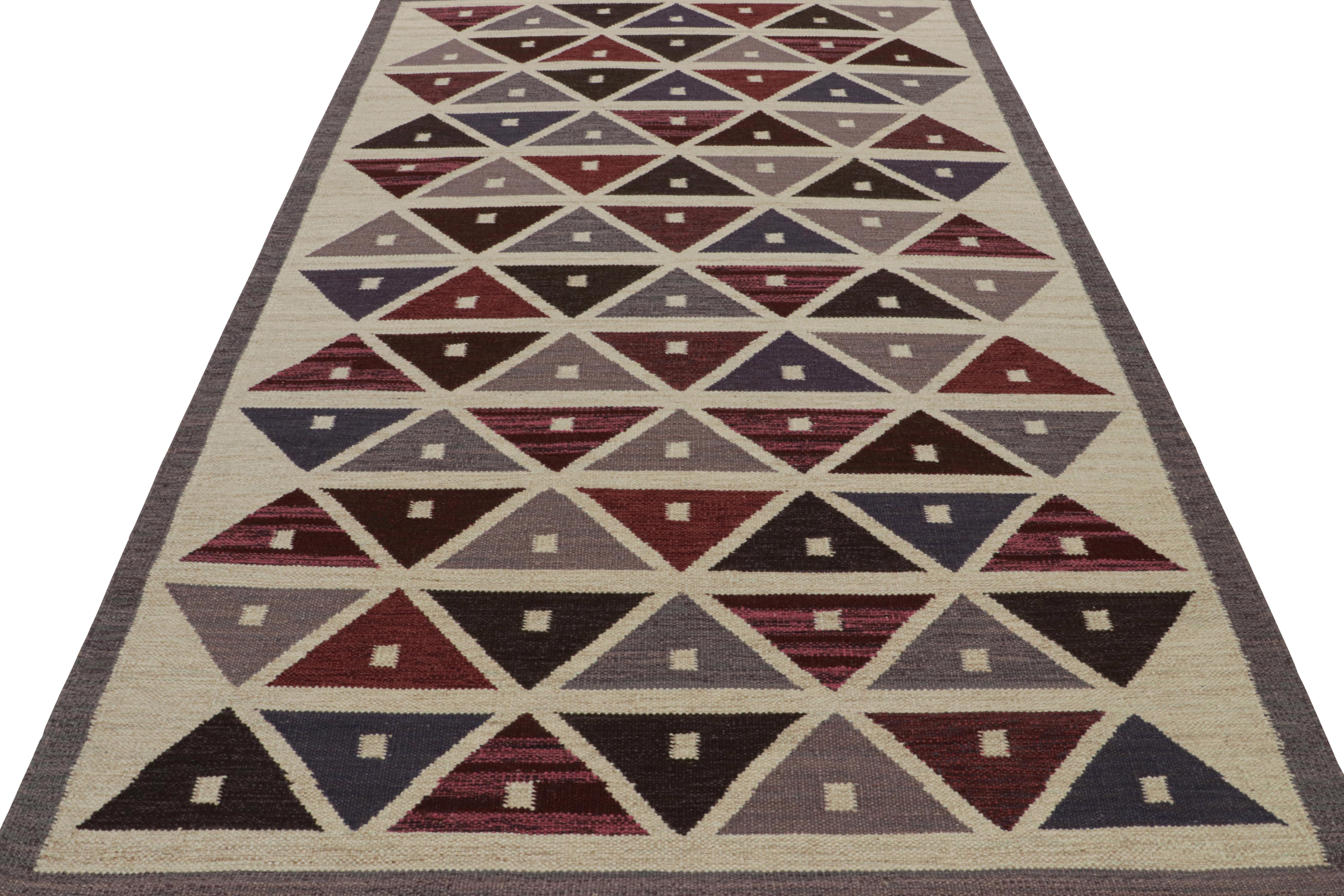 Modern Rug & Kilim’s Scandinavian Style Kilim Rug, in Beige, with Geometric Patterns For Sale