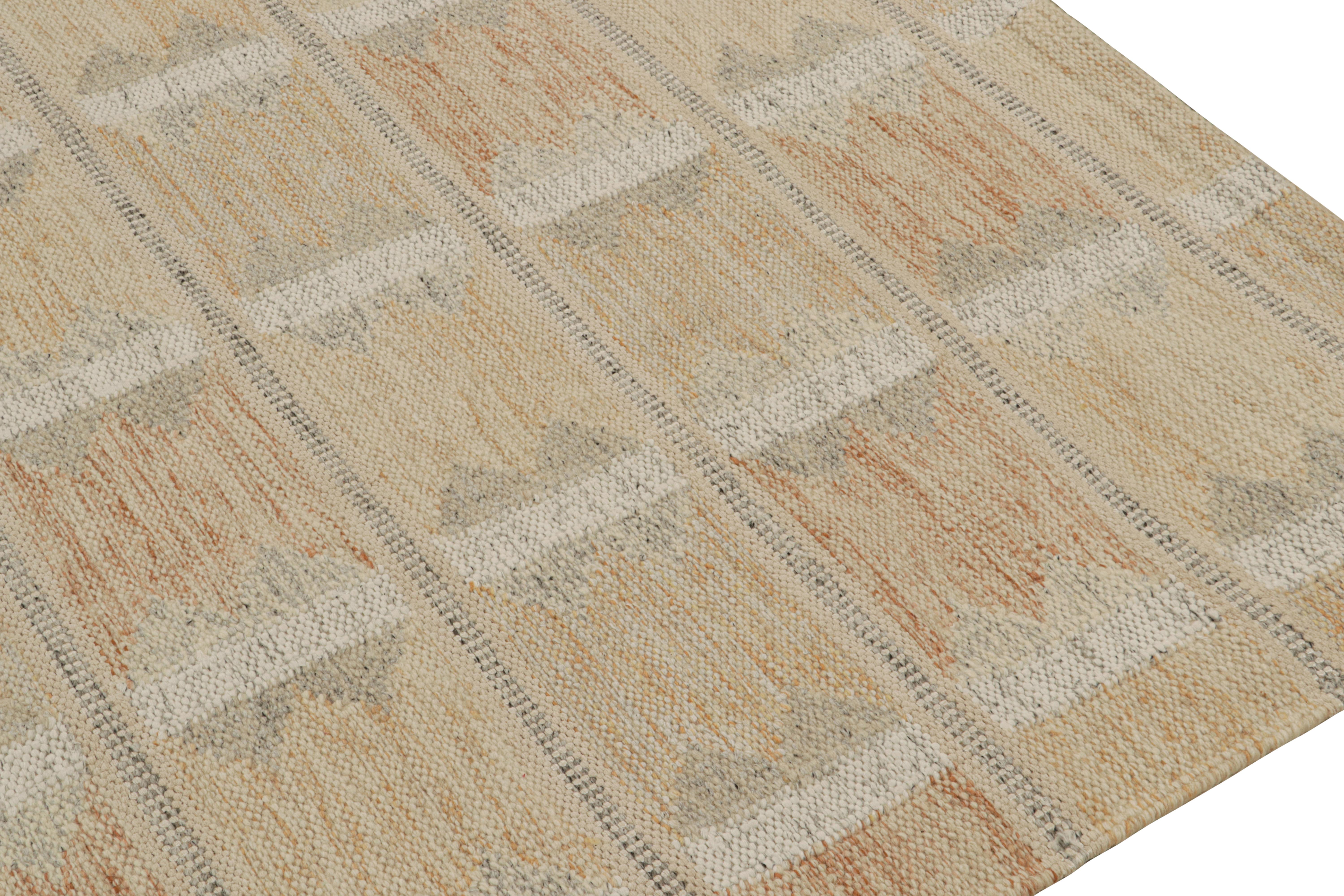 Rug & Kilim's skandinavischer Kilim-Teppich in Beige mit geometrischen Mustern (Handgewebt) im Angebot